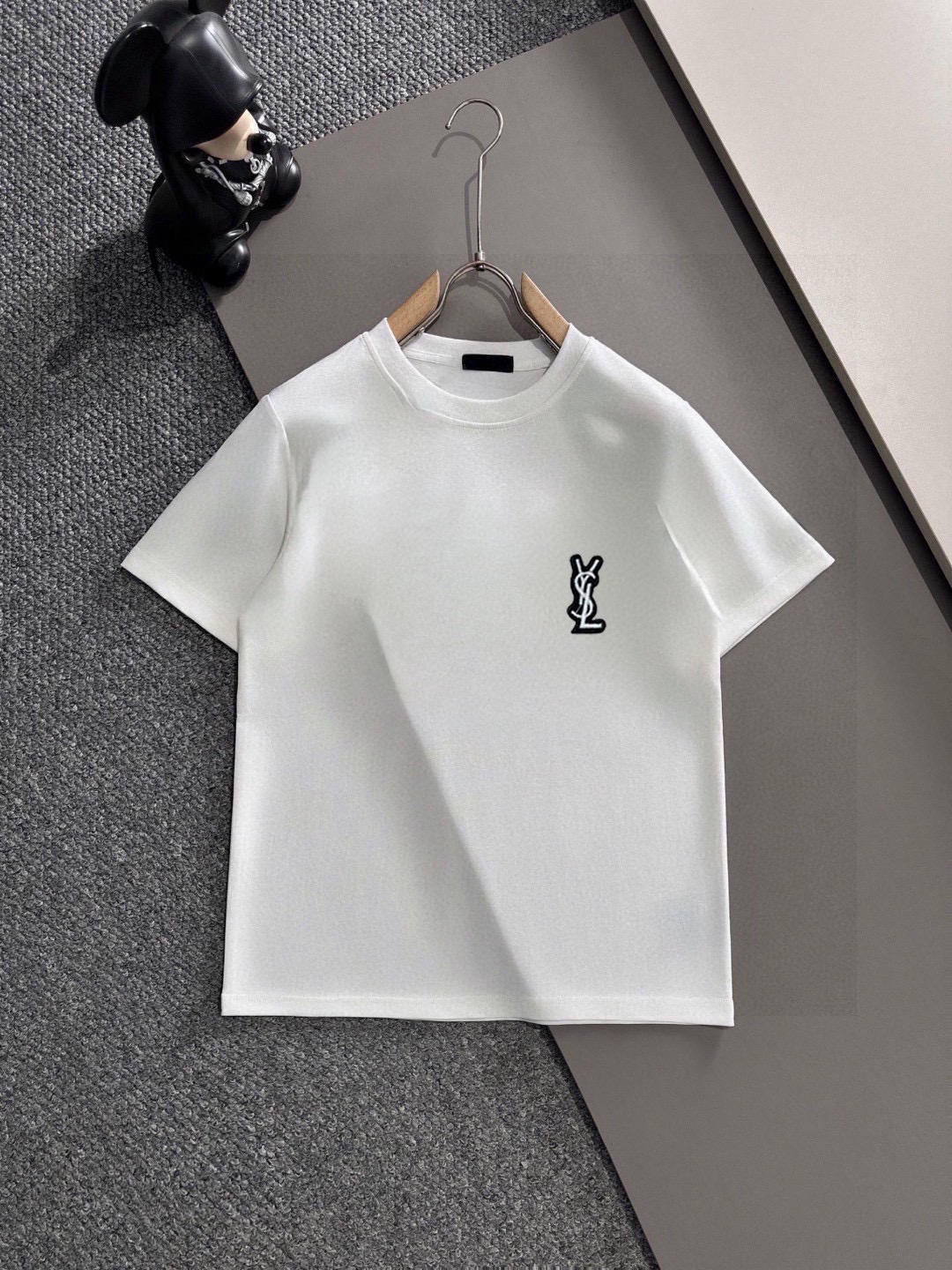 Saint Laurent 品牌【YSL圣罗兰】 2025新款男士短袖短裤套装 销售 市面高端版本 手感细腻柔软 让你穿着更加舒适 立体裁剪版型超赞 尺码:M-5XL下单请报身高体重