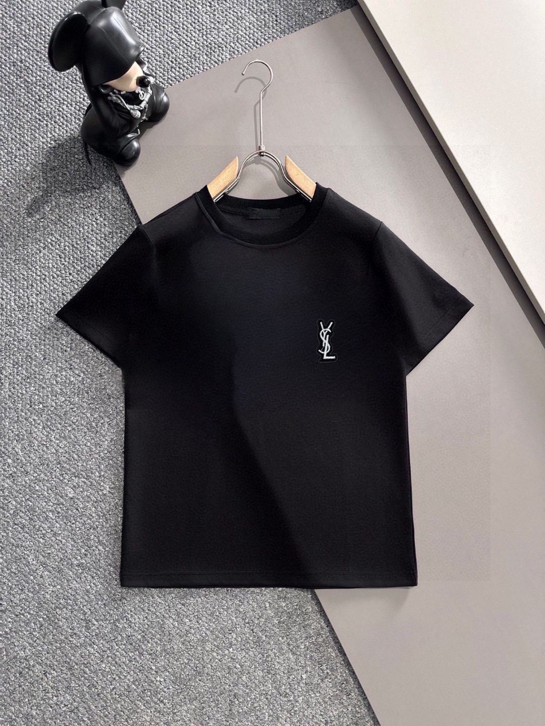 Saint Laurent 品牌【YSL圣罗兰】 2025新款男士短袖短裤套装 销售 市面高端版本 手感细腻柔软 让你穿着更加舒适 立体裁剪版型超赞 尺码:M-5XL下单请报身高体重
