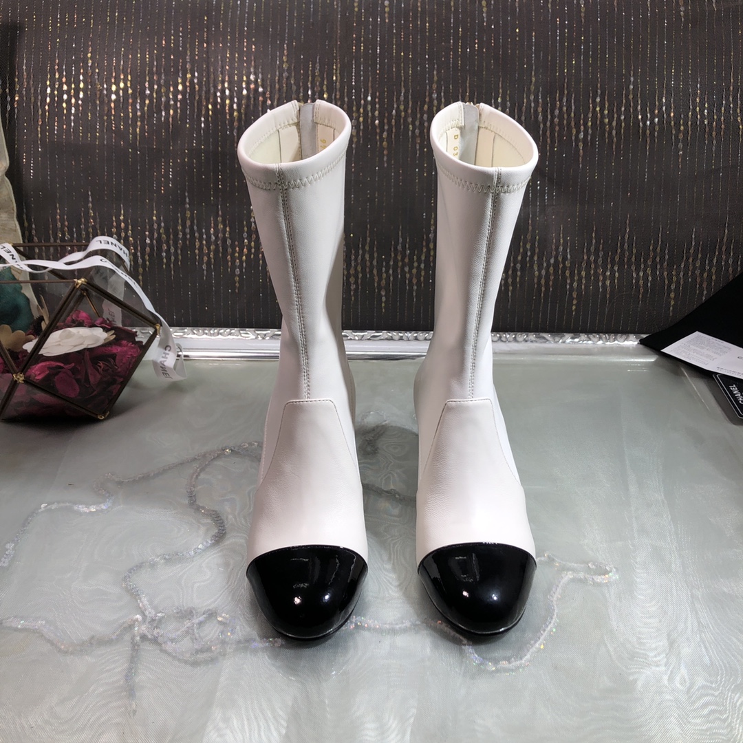 NO:612412,Out ~ Chanel* Chanel 25 Autumn/Winter catwalk model Double C giant pearl heel series elastic boots were stunned when they appeared on the Milan T stage, and successfully promoted to the dream boots of fashion people. The combination of the classic double C logo and the giant pearl heel design is simple and elegant and fully displays the brand style. It will make a movie in any photo. The giant pearl heel is a miracle!  !  Can be easily matched with any combination!!  It is an excellent choice for fashionistas to express their personality and taste!  Upper elastic leather, lining foot fleece/sheepskin, sole Italian genuine leather outsole Size35-41 [40.41 custom-made], boots, chanel, chanel, boots, sheepskin, Leather soles19860909出～Chane＊香奈儿25秋冬走秀款双C巨型珍珠跟系列弹力靴在米兰T台上 亮相便艳惊四座,成功晋升为潮流人士的梦中情靴 .经典的双C标志与巨型珍珠跟设计相结合,简洁大气又尽显品牌格调 随便一拍都很出片.那巨型珍珠鞋跟更是神来之笔 ！！任何搭配都能轻松驾驭!！ 是时尚达人们表达个性与品味的绝佳选择！ 鞋面弹力皮 内里垫脚绒/羊皮 鞋底意大利真皮大底 Size35-41〔40.41定做〕,靴子单鞋,chanel,chanel,boots,sheepskin,Leather soles,Women's Shoes