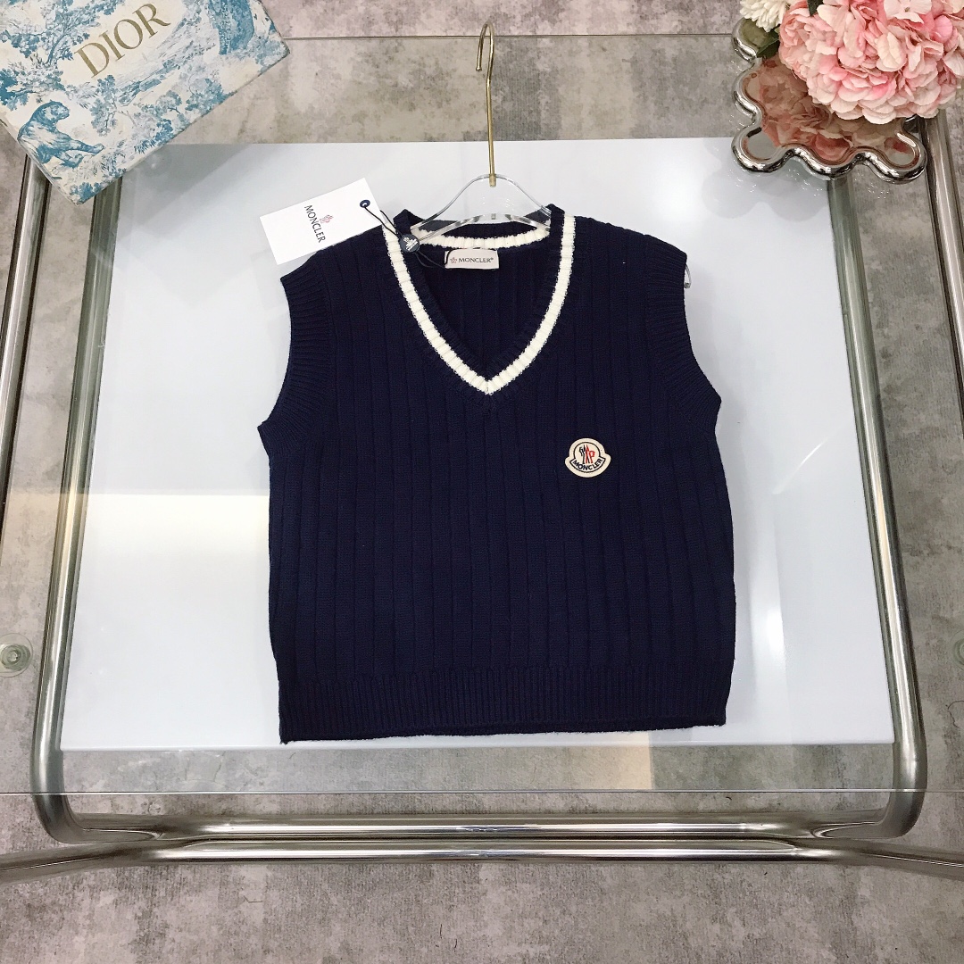 NO:578932,[Ready stock] Moncle* V-neck pullover vest sweater with LOGO small chapter mark~superb color rendering. Full of soft velvet feel, high temperature environmentally friendly dyeing technology, thick and heavy sweater, super warm, high-end fashionable style. Tough and anti-pilling, more durable, comfortable and breathable. The upper body effect is very good. Color is navy blue. Size--120-130-140-150-160 [CM]  Need counter packaging, clothes, sweaters,19860909【现货发】  Moncle* V领 套头背心毛衣 LOGO小章标标志～显色度超级赞 软糯绒感十足,高温环保染色技术,毛衣厚度克重打造,保暖度超高高级时髦款 韧性防起球更耐穿,舒适透气 上身效果非常好 颜色藏蓝色 尺码--120-130-140-150-160【CM】 需要专柜包装元,衣服,sweaters,,Children's