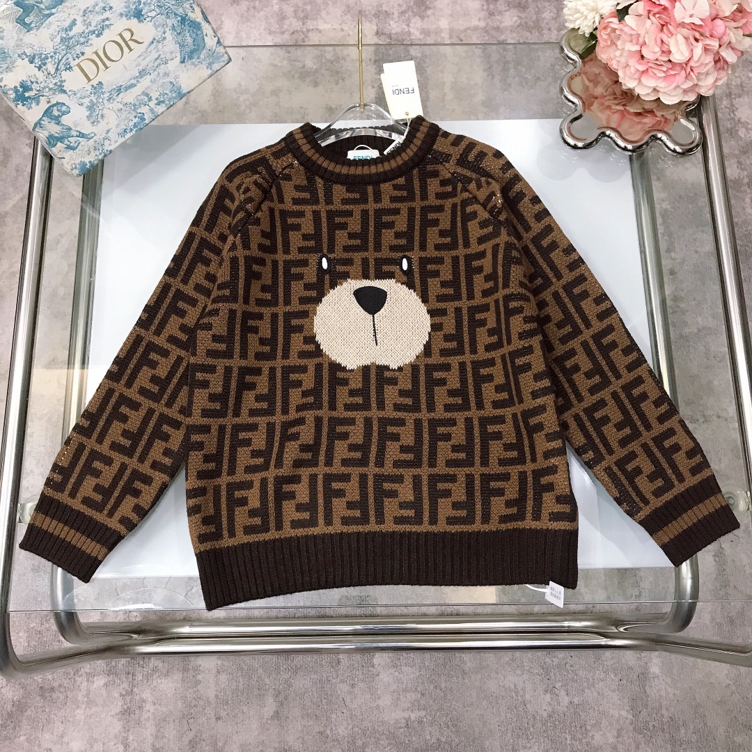 NO:578951,[Available in stock] FEND* Versatile series~ Presbyopic bear nose pullover sweaters for boys and girls~ The fabric is super soft and delicate. High-quality 70% wool is made of 30% cotton to prevent pilling and shrinkage. Selected high-quality blended sweaters and sweaters have a great hand feel!  The upper body has a high-end temperament, high version quality, simple and elegant style, the upper body is very good-looking, and the version is awesome size--130-140-150-160 [CM] Counter packaging 10, clothes, fendi, sweaters,19860909【现货发】  FEND* 百搭系列～老花熊鼻子男女童套头毛衣～面料超级柔软细腻 高质感70羊毛打造30的棉纶是为了防起球,防缩水 精选混纺优质毛衣针织衫 手感超好！上身气质高级感十足高版本质量 简单大方款式 上身非常好看 版型超赞 size--130-140-150-160【CM】  专柜包装10,衣服,fendi,sweaters,,Children's