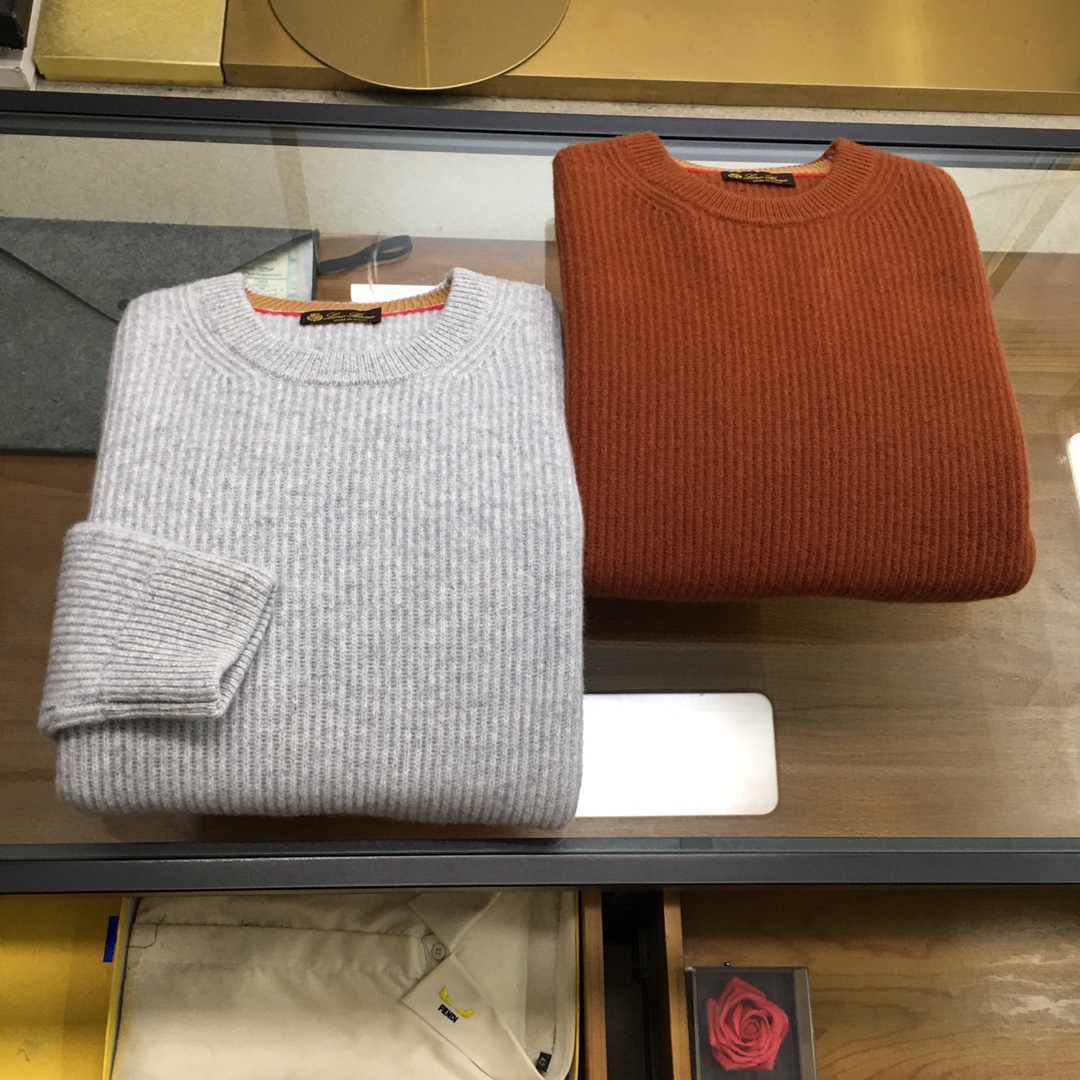 NO:573015,New product [LP] [New product] Products from Shanghai Trading Company, pure blood quality, high-end favorites, officially sold simultaneously!  LP men's high-end business casual merino wool blend sweater. From the world's top luxury brand, it is known as the 'King of Cashmere' and 'the true luxury product in the clothing industry' for low-key luxury!  Fashion with a typical Italian style is very sophisticated in terms of fabric selection and craftsmanship. It is very in line with the Lp aesthetic tone. It is low-key and luxurious, elegant and noble, and the beautiful twist craft elements create a very fashionable visual effect!  High-end custom-made Australian merino combed fabric, made from heavyweight pure wool. It is a very high-quality and precious material. The texture of the fabric is softer and more delicate. The velvet feel has its own warmth and affinity. The touch is self-evident. There is no pricking feeling when worn next to the body. It is thick and has excellent warmth and cold protection effect!  The upper body effect is excellent, the compatibility is very strong, no age difference, very versatile and elegant, full of taste and temperament, it is very stunning whether worn inside or alone, it is a highly practical item!  Color Gray Red Size 48 50 52 54 Size data Size 48: Bust 98cm - Clothing length 65cm - Shoulder width 44cm - Sleeve length 64cm Size 50: Bust 102cm - Clothing length 66cm - Shoulder width 45cm - Sleeve length 65cm Size 52: Bust 106cm - Clothing length 67cm - Shoulder width 46cm - Sleeve length 66cm  Size 54: bust 110cm - length 68cm - shoulder width 47cm - sleeve length 67cm, loro piana, sweaters, alexander wang19860909新品【LP】【新品】上海贸易公司货,纯正血统品质,高级心水之物,官方同步售卖！LP男士高端商务休闲美利奴羊毛混纺毛衣.来自品牌的世界顶级奢侈品牌,被誉为低调奢华的 “山羊绒之王” 和 “服装界真正的奢侈品”！颇具意大利典型风格的时装,在面料选取和工艺方面都相当考究,极符合 Lp美学基调,低调且奢华,优雅且高贵,绝美的扭花工艺元素,缔造出颇为时髦的视觉效果！客供高定 澳洲美丽诺精梳面料,重磅纯羊毛定纺而成,颇为上乘矜贵的材质,面料质感更具软糯细腻,绒感自带温暖和亲和力,触感不言而喻,贴身穿着无任何扎刺感,厚实保暖御寒效果极好！上身效果绝佳,兼容性极强,无年龄之分,非常百搭优雅,品味气质感十足,无论内搭还是单穿都非常惊艳,属于实穿性极高的一款单品！ 颜色灰色 红色 尺码48 50 52 54 尺码数据 48码:胸围98cm-衣长65cm-肩宽44cm-袖长64cm 50码:胸围102cm-衣长66cm-肩宽45cm-袖长65cm 52码:胸围106cm-衣长67cm-肩宽46cm-袖长66cm 54码:胸围110cm-衣长68cm-肩宽47cm-袖长67cm,,loro piana,sweaters,alexander wang,Men's clothing
