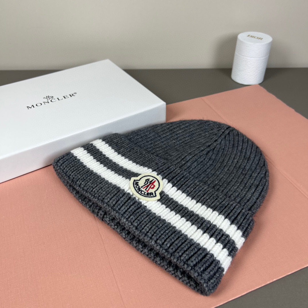 NO:580545,Comes with dust bag MONCLER muffled knitted beanie, comes with QR code, good quality, high-end, super soft!  It’s super hot and has great texture. It’s great to match when out on the street!  Fashion trends!  A must-have item for autumn and winter, the same style for men and women, get it now!  Hats bucket hat, baseball cap, knitted hat, hat, Moncler, espadrilles, hats19860909配防尘袋 MONCLER蒙口针织毛线帽,附带二维码,好品质高端大气,超柔软！超火爆质感很赞,出街超好搭配！时尚潮流！秋冬必备单品,男女同款快快入手哦！帽子渔夫帽棒球帽针织帽,帽子,Moncler,espadrilles,hats,hat