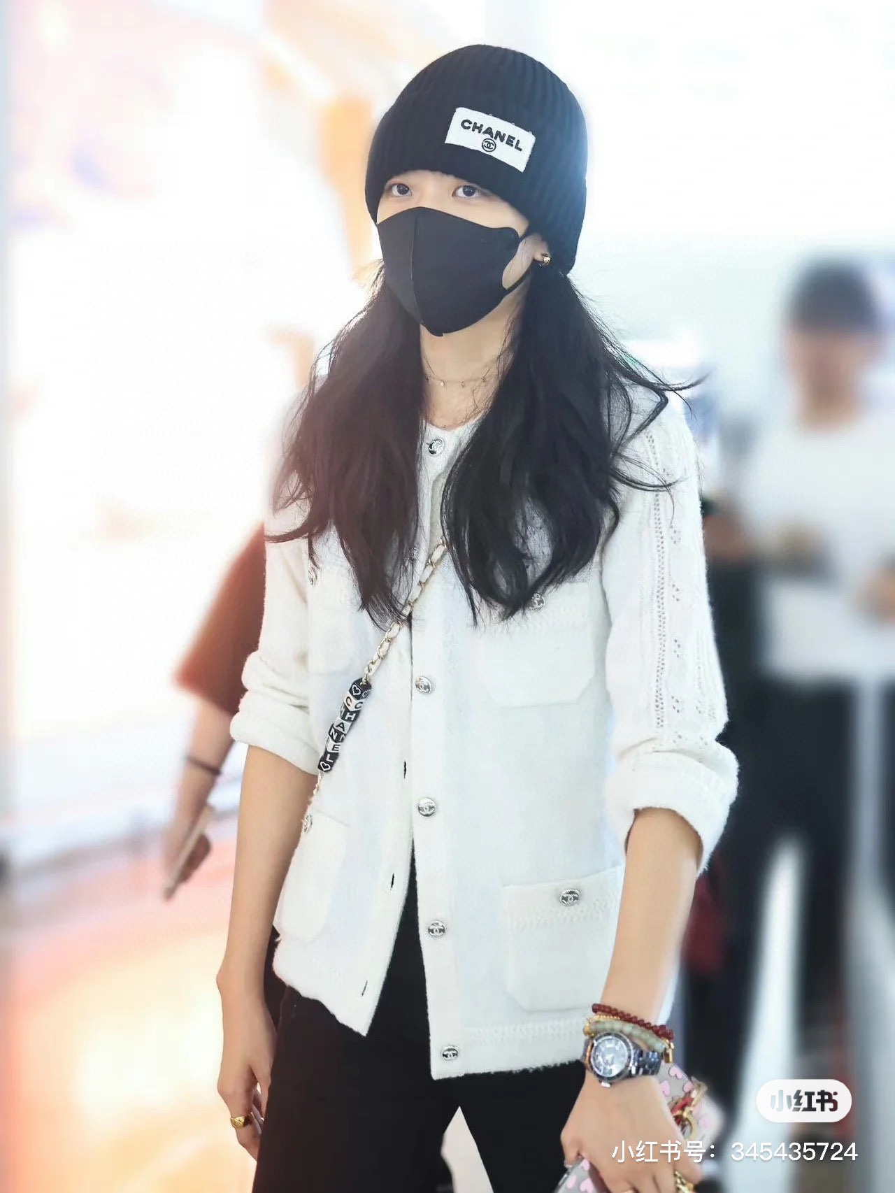 NO:579708,Chanel official website quality Chanel autumn and winter Internet celebrity fashion blogger recommended knitted hat, which hides a quiet sense of luxury. Every line is neat and generous, simple but not simple, generous and stylish. Every detail shows high-end taste, and the sense of fashion becomes more and more intriguing in the restraint. Hats, fisherman hats, baseball caps, knitted hats, hats, chanel, chanel, espadrilles, hats19860909Chanel官网品质香奈儿秋冬网红时尚博主推荐款针织帽,藏着不动声色的高级感,每一处线条都透着利落大方,简约而不简单,大方且不失格调,处处细节都彰显着高端品味,时尚感在克制中愈发耐人寻味.帽子渔夫帽棒球帽针织帽,帽子,chanel,chanel,espadrilles,hats,hat