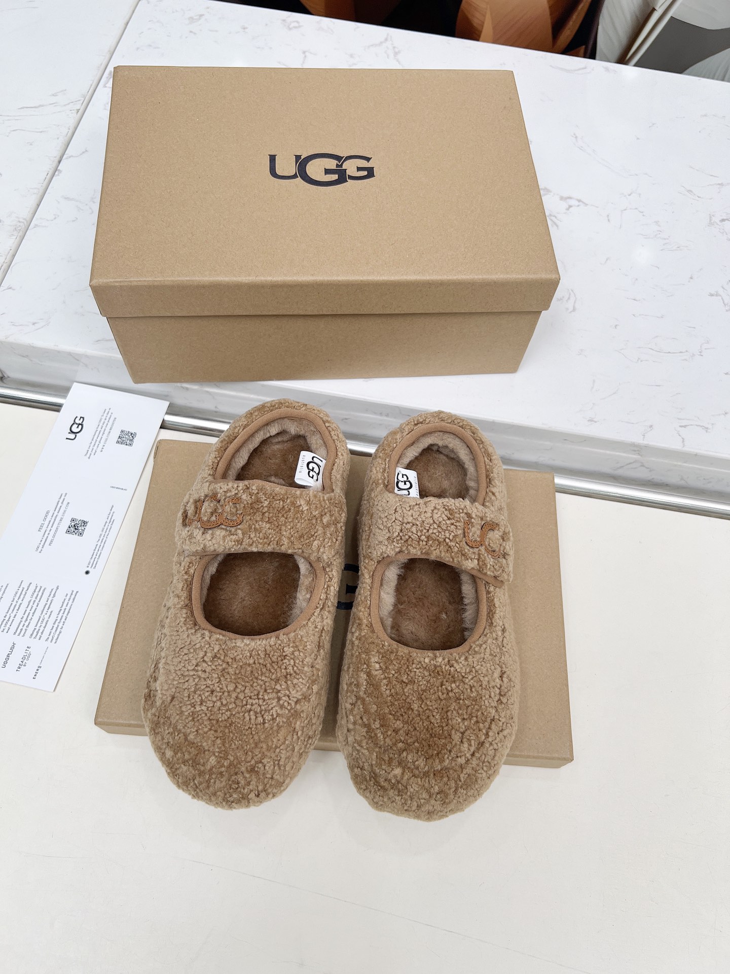 NO:613671,The most popular ugg wool Mary Jane in 2025. Wool is skin-friendly, soft and warm, a must-have for winter. It has a great texture, rich in fashion elements, and is full of elegance. It can always show women's fashion trends when worn. The upper is made of pure wool. The lining is made of pure Australian merino wool. Color: chestnut, beige, walnut. Code number: 35 to 40, half-slip fur shoes, mary jane19860909油鸡2025最火爆ugg羊毛玛丽珍 羊毛亲肤柔软保暖冬季必备款,质感超棒,富有时尚元素,贵气感十足穿上总能展现女性时尚潮流 鞋面纯羊毛 内里垫脚澳洲美利奴纯羊毛 颜色栗色,米杏色,胡桃色 码数35一40,半拖毛毛鞋,mary jane,Women's Shoes