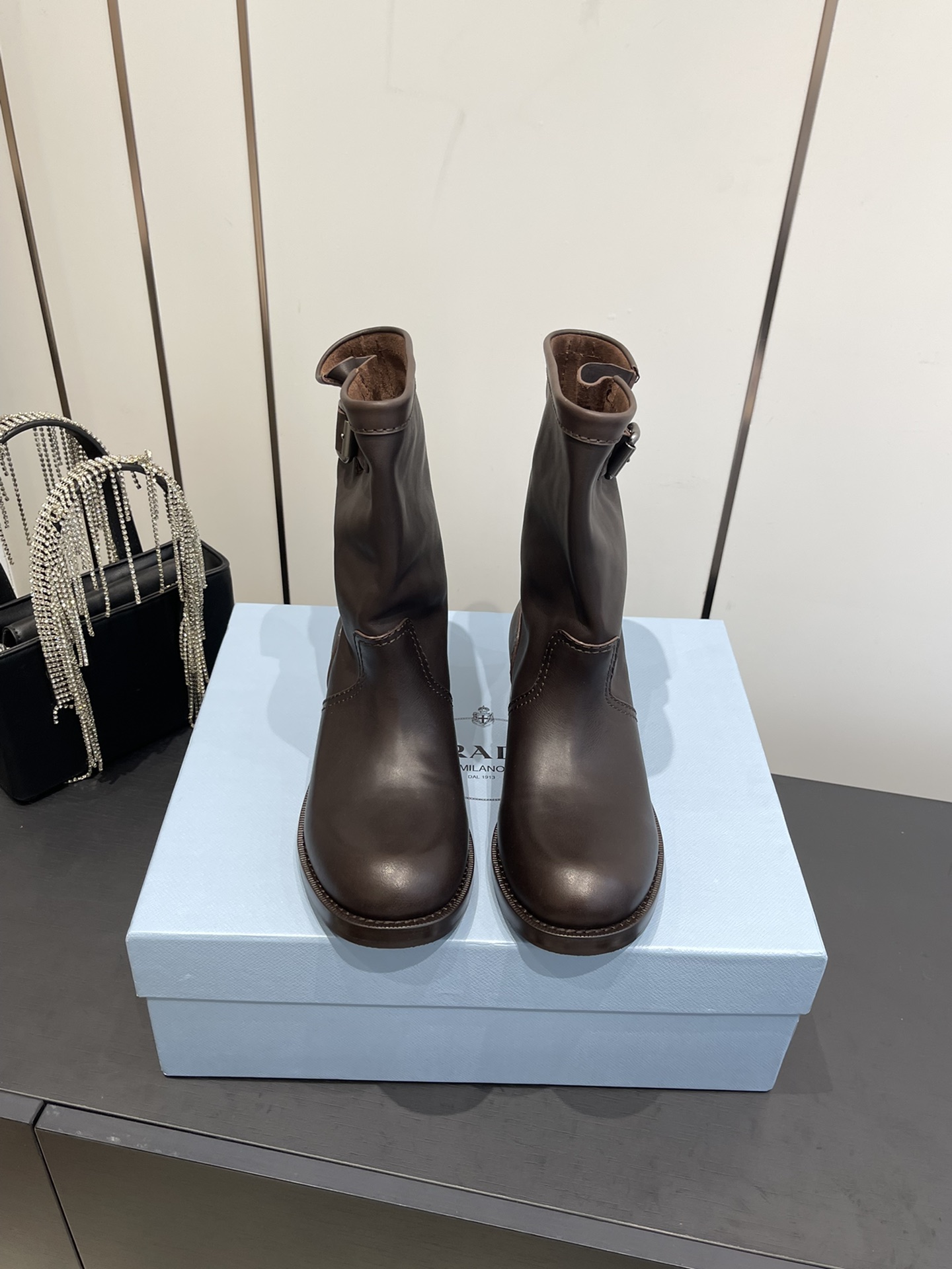 NO:562857,PRADA Prada 26 early spring brand new catwalk boots. The new season's old series has a heaping feel that is particularly stunning on your feet. Compared with miu, it is more practical and better in scenes. You will not regret it when you close your eyes. ZP develops shoe styles and customized colors. The uppers are customized and imported cowhide. The soles are imported molded outsole. Size 35-39 (customized in 40), boots, miumiu, prada, prada, boots, cowhide19860909PRADA 普拉达 26早春 全新走秀王炸长靴靴 全新一季做旧系列堆堆感上脚尤为惊艳到你的一款 相比miu更为实用场景更优秀 闭眼入都是不会后悔ZP开发鞋型、订制颜色 鞋面定制进口牛皮 鞋底进口成型大底 码数35-39（40定做）,靴子,miumiu,prada,prada,boots,cowhide,Women's Shoes