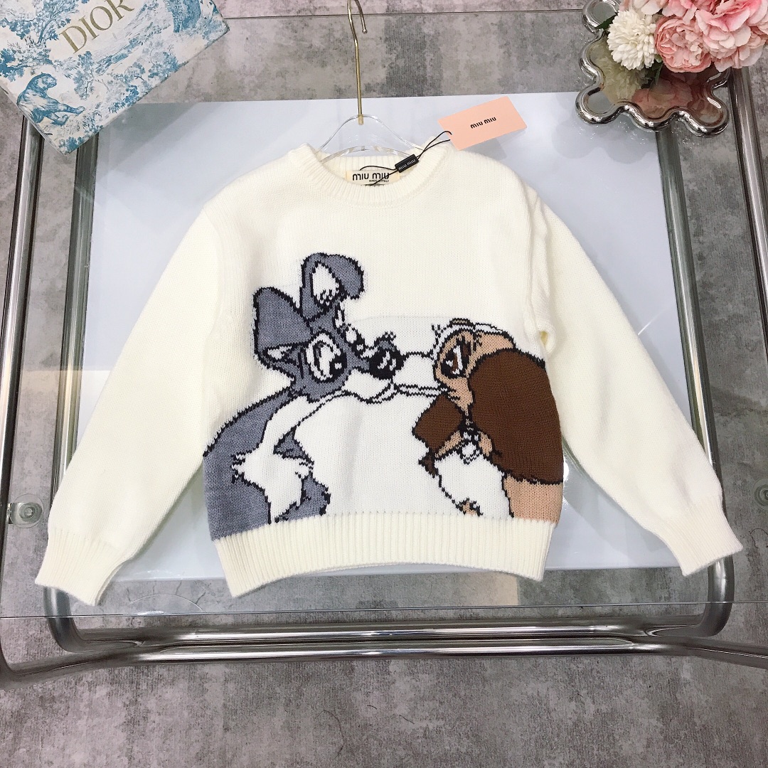 NO:578956,[Ready stock] MIUMIU Disney co-branded versatile series ~ animated soft and cute childlike animal patterns. The fabric is super soft and delicate. High-quality 70 wool is made of 30% cotton to prevent pilling and shrinkage. Selected blended high-quality sweaters and sweaters have a great hand feel!  The upper body has a high-end temperament, high version quality, simple and elegant style, the upper body is very good-looking, and the version is awesome size--130-140-150 [CM] Counter packaging 10, clothes, miumiu, sweaters,19860909【现货发】  MIUMIU 迪斯尼联名款百搭系列～动画软萌童趣动物图案 面料超级柔软细腻 高质感70羊毛打造30的棉纶是为了防起球,防缩水 精选混纺优质毛衣针织衫 手感超好！上身气质高级感十足高版本质量 简单大方款式 上身非常好看 版型超赞 size--130-140-150【CM】  专柜包装10,衣服,miumiu,sweaters,,Children's