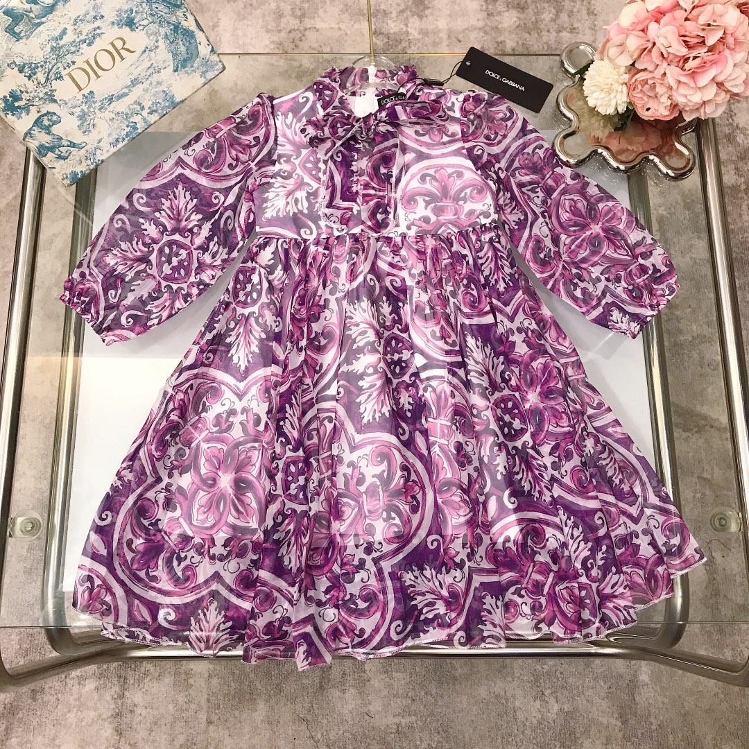 NO:578929,[Available now] DOLC* & GABBAN* Autumn new limited series purple floral pattern printed dress. Classic all-over pattern printed design with bow tie neckline. The fabric is soft and soft. It is smooth and comfortable. It is skin-friendly and does not tie. The upper body effect is excellent. A must-have artifact for the princess~ Size 90---120-130-140-150 Counter packaging 10, clothes, skirts,19860909【现货发】  DOLC* & GABBAN* 秋季新款 限定系列 紫色花纹图案印花连衣裙 经典全面花纹印花设计搭配绑蝴蝶结领口拼接面料柔软质地 柔顺舒适 亲肤不扎 上身效果极好 公主的必备神器～  size尺码90---120-130-140-150 专柜包装10,衣服,skirts,,Children's