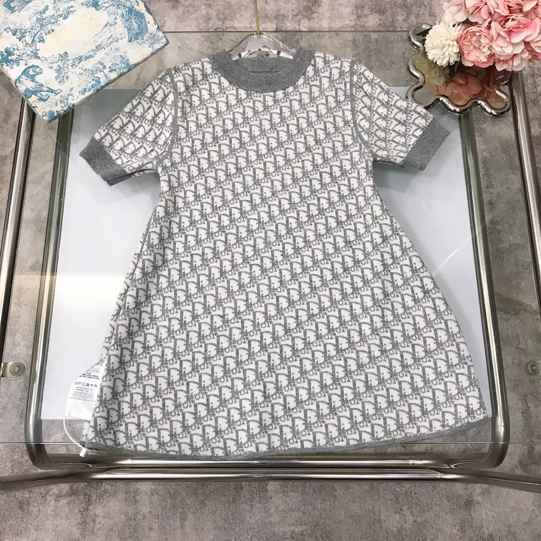 NO:575354,[Ready stock] DIO* Reversible pullover dress. One side is solid color with exquisite embroidery on the chest and a small LOGO. The other side is fully printed with classic letters. The fabric is super soft and delicate. The high-quality 70 wool is made of 30% cotton to prevent pilling and shrinkage. The selected blend is of high quality and feels great!  The upper body has a high-end temperament, high version quality, simple and elegant style, the upper body is very good-looking, and the style is awesome size--130-140-150-160 [CM] Counter packaging 10, clothes, dior, skirts,19860909【现货发】  DIO* 两面穿套头连衣裙一面纯色搭配胸前精致刺绣小小LOGO另一面经典字母全面印花设计～面料超级柔软细腻 高质感70羊毛打造30的棉纶是为了防起球,防缩水 精选混纺优质质量 手感超好！上身气质高级感十足高版本质量 简单大方款式 上身非常好看 版型超赞 size--130-140-150-160【CM】  专柜包装10,衣服,dior,skirts,,Children's