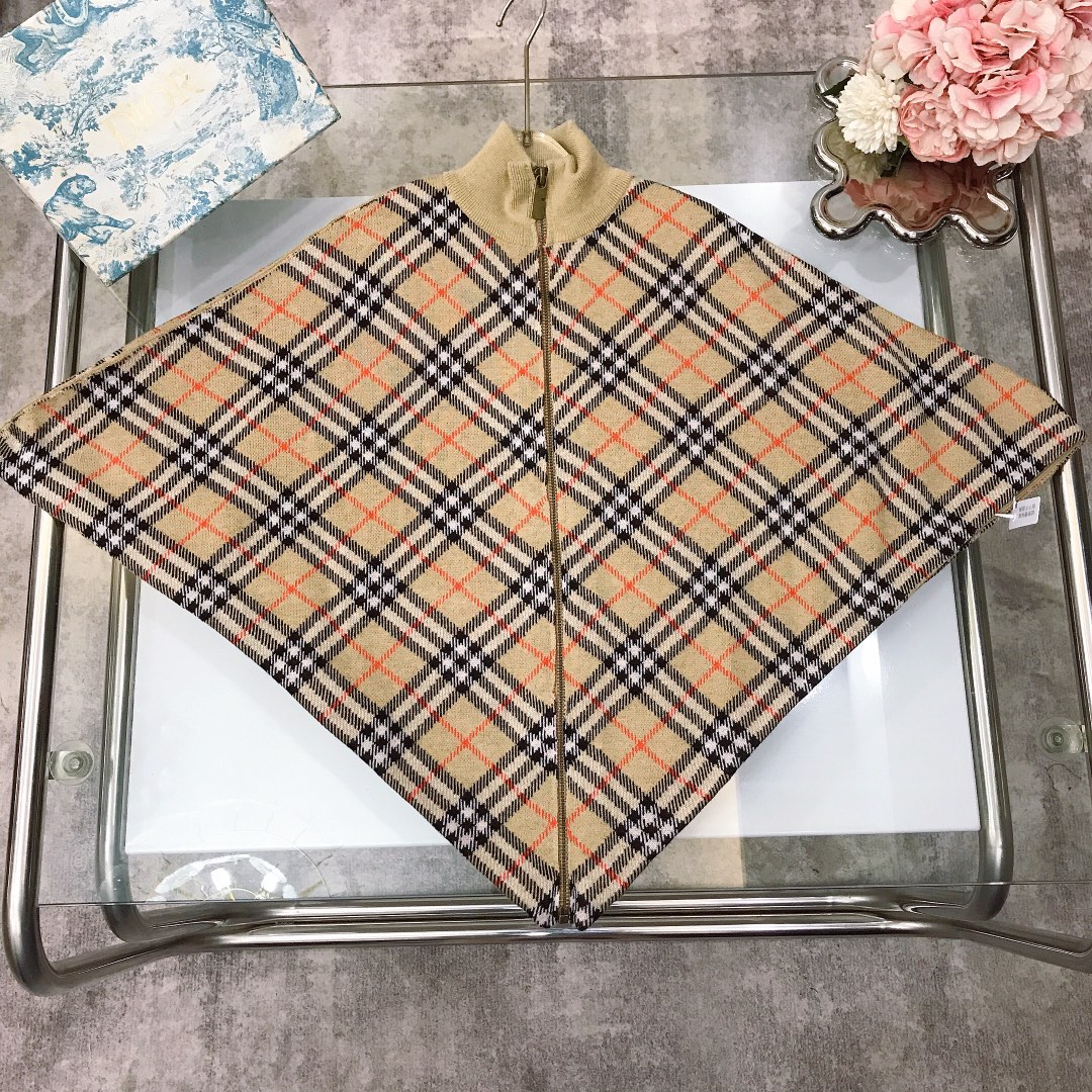 NO:578964,[Ready stock] Burberr small lapel cape ~ The knitted fabric is thick, warm and super soft and delicate. It is a selected blend of high quality and feels great!  The upper body has a high-end temperament, high version quality, simple and elegant style, the upper body is very good-looking, and the shape is awesome size [M size/-120CM] [L size/-150CM] Counter packaging 10, clothes, burberry, shawls,19860909【现货发】  Burberr 小翻领斗篷披肩～面料针织的厚实保暖超级柔软细腻 精选混纺优质质量 手感超好！上身气质高级感十足高版本质量 简单大方款式 上身非常好看 版型超赞 size【M码/-120CM】【L码/-150CM】  专柜包装10,衣服,burberry,shawls,,Children's