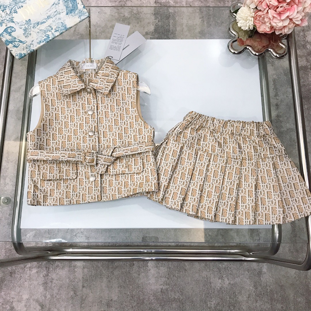 NO:578974,[Ready stock] /SS DIO* Skirt [Jacquard denim vest, small vest, jacquard denim skirt] with replica silver buttons and logo replica, jacquard denim skirt with the same logo letters ~ The trump card of handsome street, full denim jacquard letters to make the upper body super elegant yet handsome, with a crisp and stylish shape Size-110-120-130-140-150 [CM], clothes, dior, skirts,19860909【现货发】  /SS DIO* 套裙【提花牛仔背心小马甲提花牛仔半裙】搭配复刻银色纽扣附有logo复刻搭配同系logo字母提花牛仔短裙 ～炸帅街的王牌 全面牛仔提花字母打造 上身超级优雅又不失帅气、版型挺括有型 Size-110-120-130-140-150【CM】,衣服,dior,skirts,,Children's