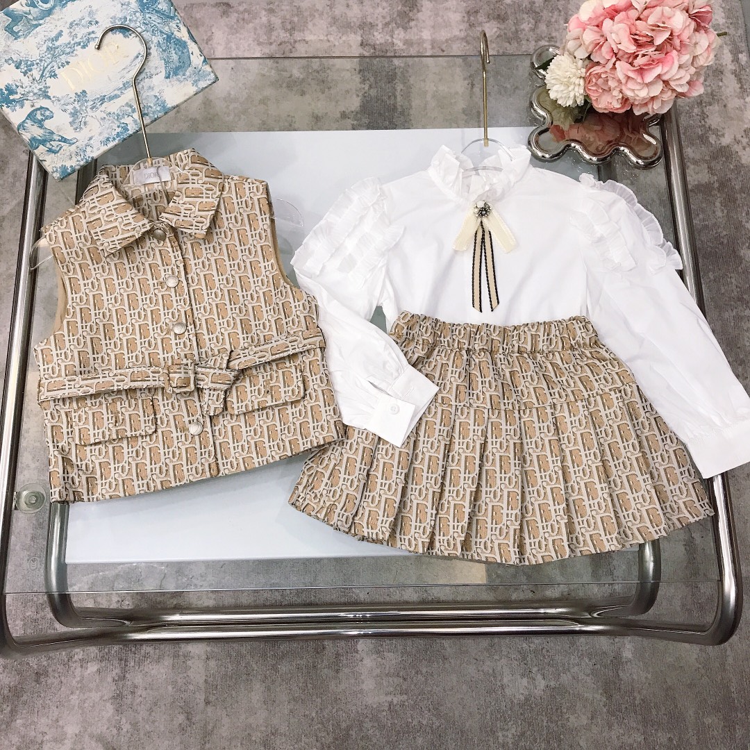 NO:575356,[Ready stock] /SS DIO* three-piece skirt suit [jacquard denim vest, jacquard denim skirt, earring shirt] with replica silver buttons and logo replica, jacquard denim skirt with the same logo letters ~ the ace of the cool street, full denim jacquard lettering, the upper body is super elegant and yet handsome, the silhouette is crisp and stylish  Size-110-120-130-140-150【CM】,clothes,dior,skirts,shirts,19860909【现货发】  /SS DIO* 套裙三件套【提花牛仔背心小马甲提花牛仔半裙木耳边衬衫】搭配复刻银色纽扣附有logo复刻搭配同系logo字母提花牛仔短裙 ～炸帅街的王牌 全面牛仔提花字母打造 上身超级优雅又不失帅气、版型挺括有型 Size-110-120-130-140-150【CM】,衣服,dior,skirts,shirts,,Children's