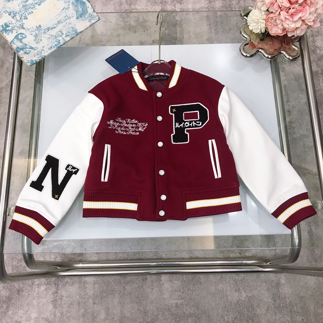 NO:575359,[Ready stock] LOUI* & VUITTO* baseball jacket ~ Color-blocking series products ~ New autumn and winter jackets and children's cotton-padded jackets ~ Original button logo engraved Three-dimensional braided logo on the back Made of dense, slender, soft and delicate suede fabric with high-end PU leather on the sleeves High-density ribbed collar and cuff splicing Same style for men and women Soft and comfortable feel Skin-friendly and breathable Fashionable and recognizable Simple and comfortable Color maroon  size--120-130-140-150【CM】 Packing 10, clothes, louis vuitton, jackets & coats, jackets & coats, chamois leather,19860909【现货发】   LOUI* & VUITTO*棒球服夹克～拼色系列产品～秋冬新款夹克儿童棉服外套～原版纽扣logo刻字 后背立体编制logo 采用密集的纤细而柔软细腻的麂皮面料搭配袖子高端pu皮料打造 高密度罗纹领口袖口拼接 男女同款 手感柔软舒适 亲肤透气 时尚又有辨识度 简单舒适 颜色枣红色 size--120-130-140-150【CM】  包装10,衣服,louis vuitton,jackets & coats,jackets & coats,chamois leather,,Children's