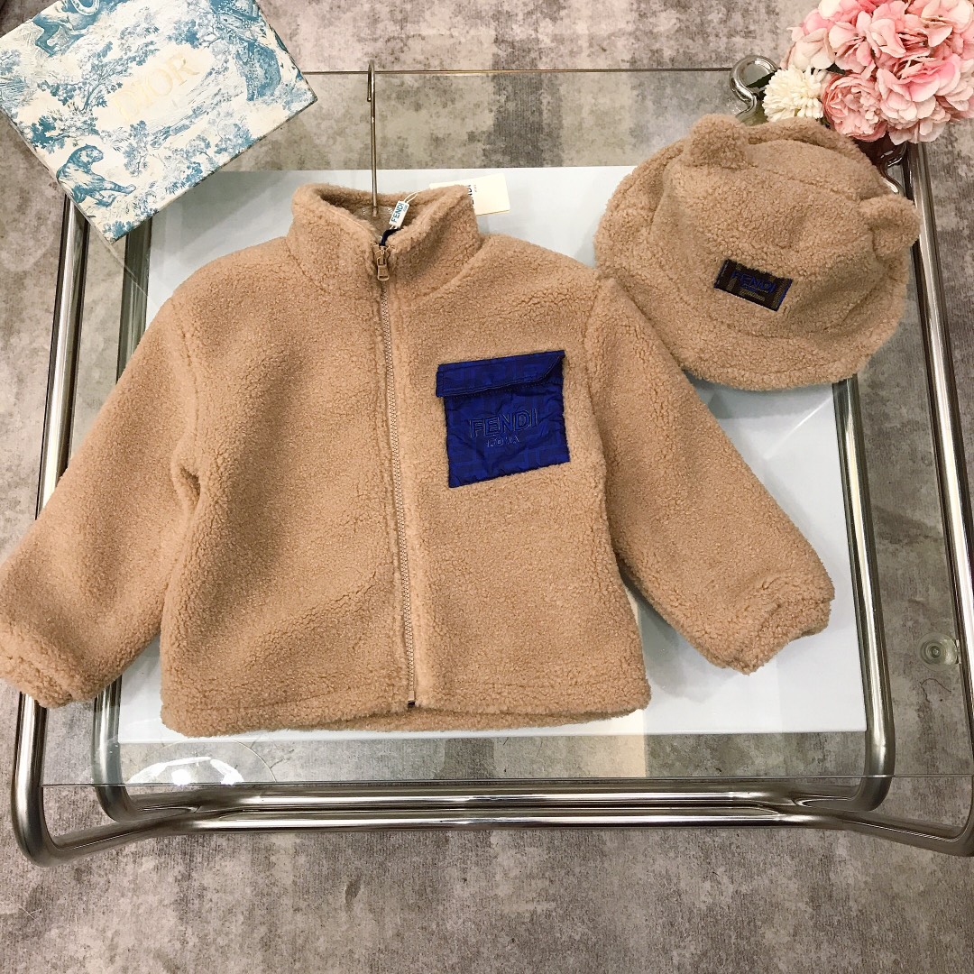 NO:578983,[Ready stock] [Shipping hat] FEND* New grain lamb plush autumn and winter new jacket and children's cotton coat. The interior is fully logo printed and covered with lining ~ Original zipper puller logo engraving. Logo embroidered pocket design on the left chest. Made of dense, slender and soft and delicate lamb wool fabric ~ High-density ribbed collar and cuff splicing. Same style for men and women. Soft and comfortable feel. Skin-friendly and breathable. Fashionable and recognizable. Simple and comfortable. Color brown  size--120-130-140-150【CM】 Packing 10, clothes, fendi, jackets & coats, jackets & coats, hats,19860909【现货发】【出货配送帽子】 FEND* 颗粒羊羔毛绒秋冬新款夹克儿童棉服外套 内里全面logo印花覆盖内衬打造～原版拉链头logo刻字 左胸前logo刺绣口袋设计 采用密集的纤细而柔软细腻的羊羔毛面料打造～高密度罗纹领口袖口拼接 男女同款 手感柔软舒适 亲肤透气 时尚又有辨识度 简单舒适 颜色棕色 size--120-130-140-150【CM】  包装10,衣服,fendi,jackets & coats,jackets & coats,hats,,Children's