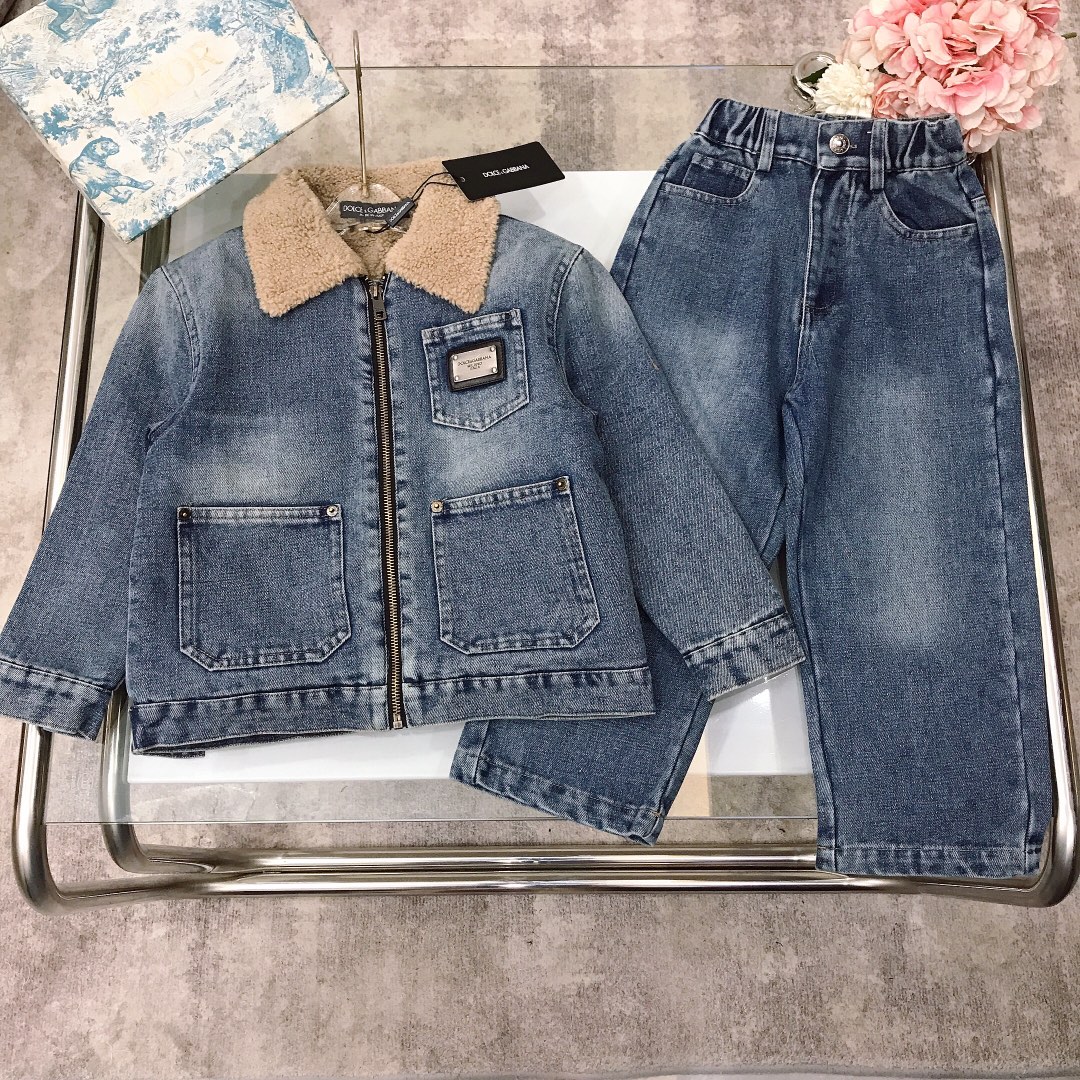 NO:578990,[Available in stock] Size - Dolc* & Gabba* trendy style ~ DG thickened denim suit with original hardware buckle logo, small lamb velvet lapel with fully thickened granular lamb velvet inside. It is not bulky and full of warmth ~ small pocket design on the front. Customized high-end washed denim color. It feels very soft and delicate, smooth and comfortable. It is skin-friendly and has excellent upper body effect.  size-110-120-130-140-[CM] Counter packaging 10, clothes,19860909【现货发】 尺寸- Dolc* & Gabba* 潮流时髦款～DG加厚牛仔套装 原版五金扣logo标志 羊羔绒小翻领搭配内里全面加厚颗粒羊羔绒 既不显臃肿又保暖度满满～前面小口袋设计 定制高端水洗工艺牛仔色 手感非常柔软细腻 柔顺舒适 亲肤不扎 上身效果极好  size尺码-110-120-130-140-【CM】 专柜包装10,衣服,,Children's