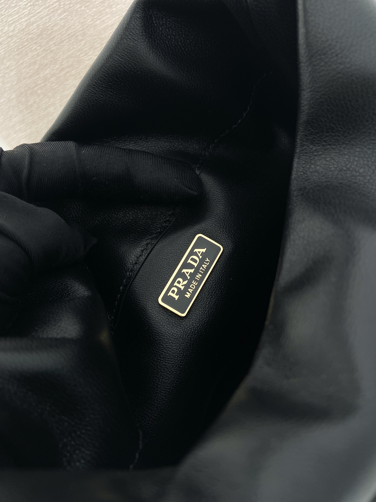 🎉新品走秀款🎉1BE088发财小水桶🎉🎉
这款发财小水桶采用进口羊皮，独特加衬内里羊皮打造设计，顶级五金，容量空间大。出街通过勤最百搭的包包，上身效果非常时尚好好看😘太美了，网红认定的许愿发财小水桶👍👍宝宝们，值得拥有，赶紧入手吧🎉🎉
长14x高20x底15cm🎉🎉🎉💰💰💰
