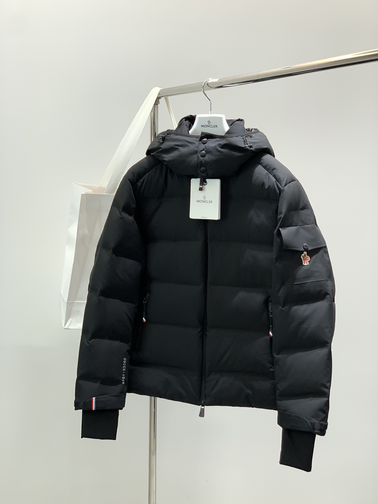 NO:623518,Moncler muzzle, the latest winter product, available at counters, original order, fashionable and casual hooded down jacket, comfortable for the upper body!  Eye-catching and bright, it uses imported original fabrics, top-notch embroidery printing technology, letter pattern logo, original hardware accessories, simple yet stylish, fashionable and handsome upper body, 2 colors recommended, code number 1-5, Moncler, down jacket, hats, alexander wang19860909Moncler 蒙口,冬季最新品,专柜同步有售,原单狠货,时尚休闲连帽羽绒服,上身舒适！吸睛而有亮点,采用进口原版面料,顶级刺绣印花工艺字母图案logo,原版五金辅料装饰,简单而不失时尚,上身时尚帅气,2色推荐,码数1-5,,Moncler,down jacket,hats,alexander wang,Men's clothing