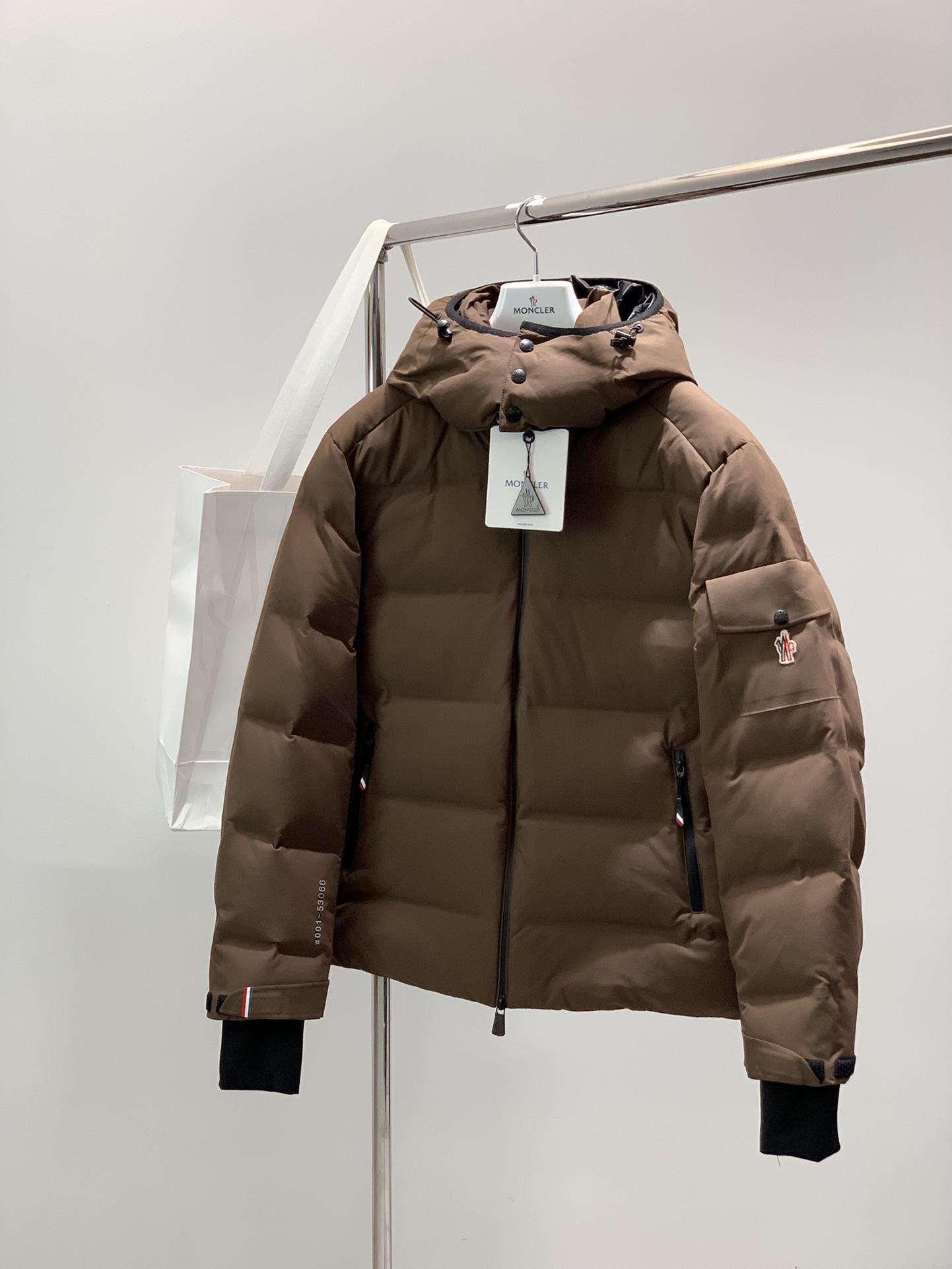 NO:601635,Moncler muzzle, the latest winter product, available at counters, original order, fashionable and casual hooded down jacket, comfortable for the upper body!  Eye-catching and bright, it uses imported original fabrics, top-notch embroidery printing technology, letter pattern logo, original hardware accessories, simple yet stylish, fashionable and handsome upper body, 2 colors recommended, code number 1-5, Moncler, down jacket, hats, alexander wang19860909Moncler 蒙口,冬季最新品,专柜同步有售,原单狠货,时尚休闲连帽羽绒服,上身舒适！吸睛而有亮点,采用进口原版面料,顶级刺绣印花工艺字母图案logo,原版五金辅料装饰,简单而不失时尚,上身时尚帅气,2色推荐,码数1-5,,Moncler,down jacket,hats,alexander wang,Men's clothing