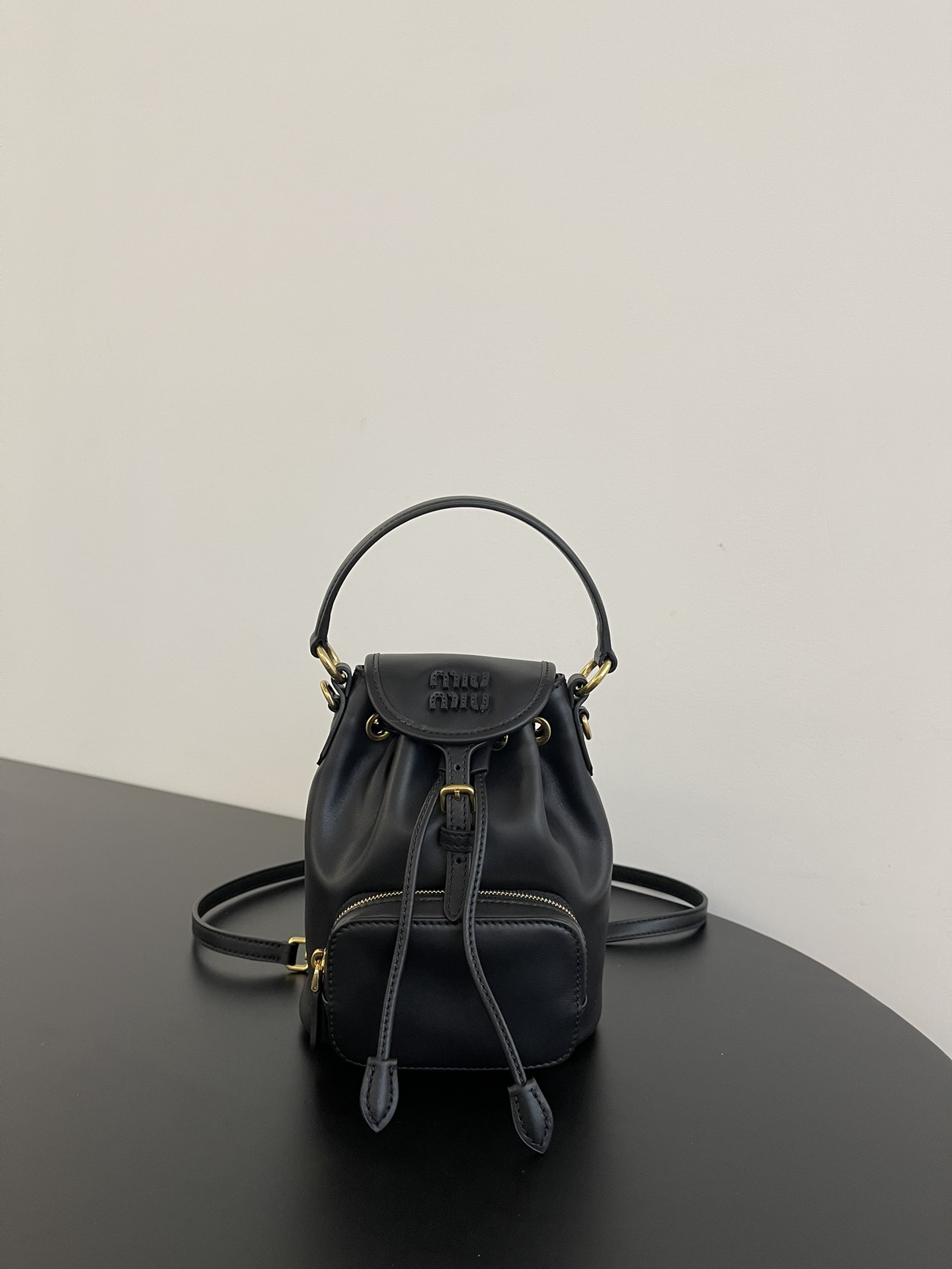 P740 La nueva mochila Q de Miumiu ya está disponible, cuero de becerro importado con lona en contraste, muy llamativa, …