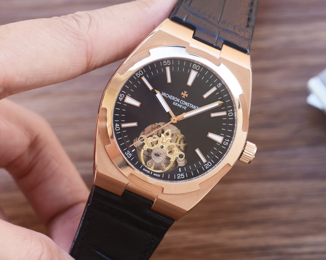 NO:602699,Gold The latest flywheel watch Vacheron Constantin/Best carved case design/Exclusive first launch [Type] Fine men's watch [Strap] Genuine leather strap [Movement] Fully automatic mechanical movement [Mirror] Mineral strengthened glass (higher definition) Elegant taste Vast atmosphere Ingenuity A treasure for the wrist Size 41m/12m Welcome to reprint!  ,,vacheron,cowhide19860909金 最 新 飞轮腕表 江诗丹顿/最佳雕花壳设计/独家首发【类型】精品男士腕表【表带】真牛皮表带【机芯】全自动机械机芯【镜面】矿物质强化玻璃（更高清） 品味高雅 浩瀚大气 匠心独运 腕间瑰宝 尺寸 41m/12m 欢迎转载！,,vacheron,cowhide,Watch