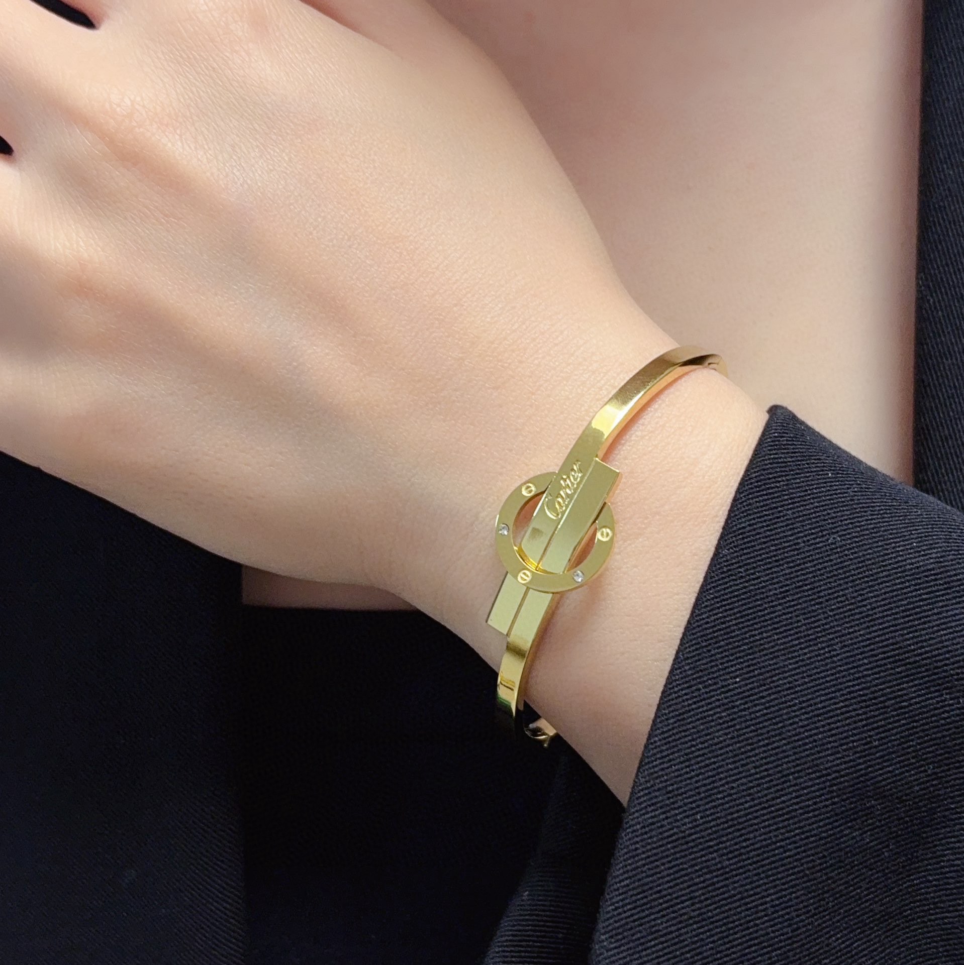 NO:558408,Cartier's official website has recently released a popular narrow version of the medium-sized bracelet with imported Seiko and color-preserving 18k high-end customization and top-notch craftsmanship. The counter's logo is clearly engraved and there are no blind spots in 360 degrees!  The new narrow version design is more refined ~ For such a beautiful thing, you must have super white, high-quality jewelry, cartier, cartier, bracelet19860909Cartier 卡地亚官网最新发布 火爆窄版细款中号手镯进口精工保色18k高端定制顶级工艺 专柜logo刻字清晰 360度无死角！全新的窄版设计 更显精致～如此美物 你必须拥有超级显白,饰品精品,cartier,cartier,bracelet,Jewelry