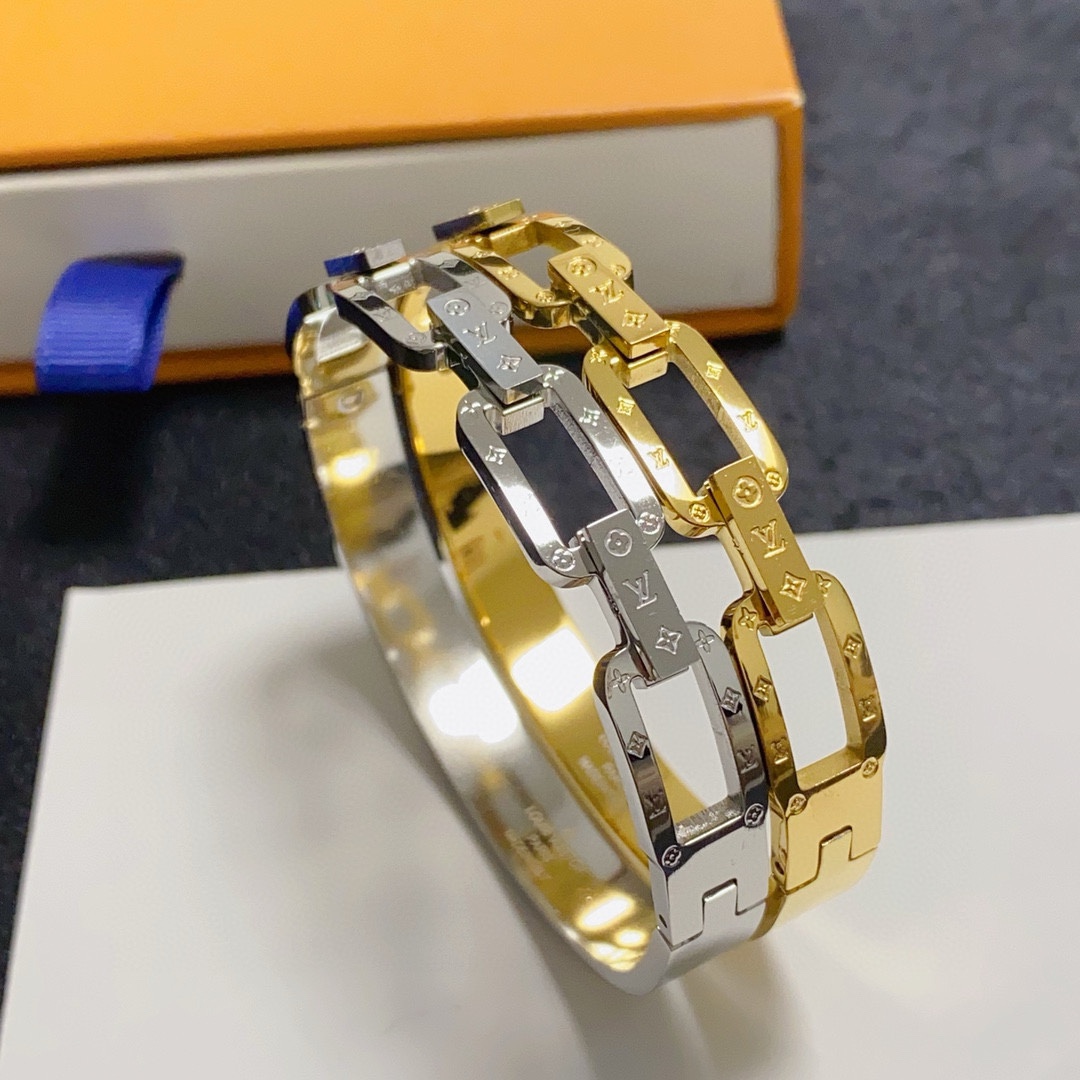 NO:558390,New product original item LV letter printed four-leaf clover engraved with logo tank interlocking hollow bracelet Louis Vuitton Louis Vuitton counters consistent material hot model shipping unique design retro avant-garde. Bracelet 14K Seiko color-protected version has been loved by MM since its launch. Every color has its own unique brilliance!  The effect is very nice!  The tiniest one!  It is more durable than ordinary models and shows a fairer complexion, fine jewelry, louis vuitton, louis vuitton, louis vuitton, bracelet19860909新品 原单货 LV字母印花四叶草雕刻带logo坦克环环相扣镂空手镯Louis Vuitton 路易威登 专柜一致材质 火爆款出货 设计独特 复古前卫.手镯14K精工保色版 从上市以来一直深受MM喜爱每一种颜色都有它独一无二的光彩！上手效果非常好看！最细小的一款！比普通款更耐看显肤色白皙,饰品精品,louis vuitton,louis vuitton,louis vuitton,bracelet,Jewelry