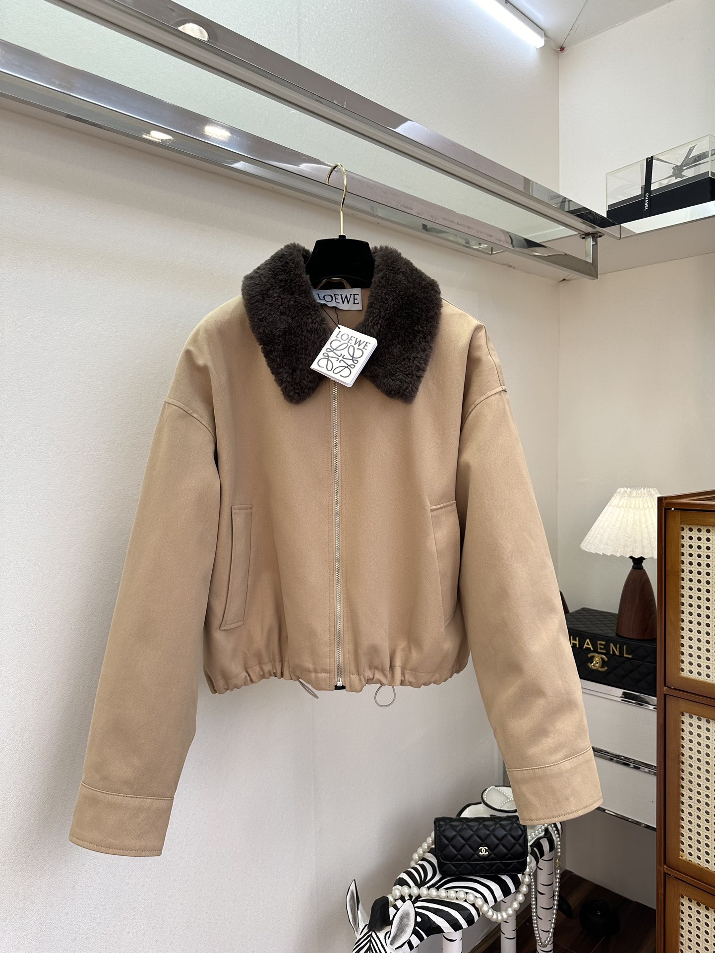 NO:636331,25 F Loewe's new winter product. Spliced ​​Tuscan small lapel, filled with space cotton material. Imported cotton shock fabric. Very windproof and warm. Contrasting plaid lining design is both special and fashionable. SIZE s m l●, Loewe-clothing, loewe, alexander wang1986090925 F 罗意威冬季新品 拼接托斯卡纳小翻领,内里填充太空棉材质 进口棉质冲锋面料 防风和保暖性都很强 撞色的格子内衬设计 既特别又时髦 ●SIZE s m l●,罗意威-服装,loewe,alexander wang,Women's clothing