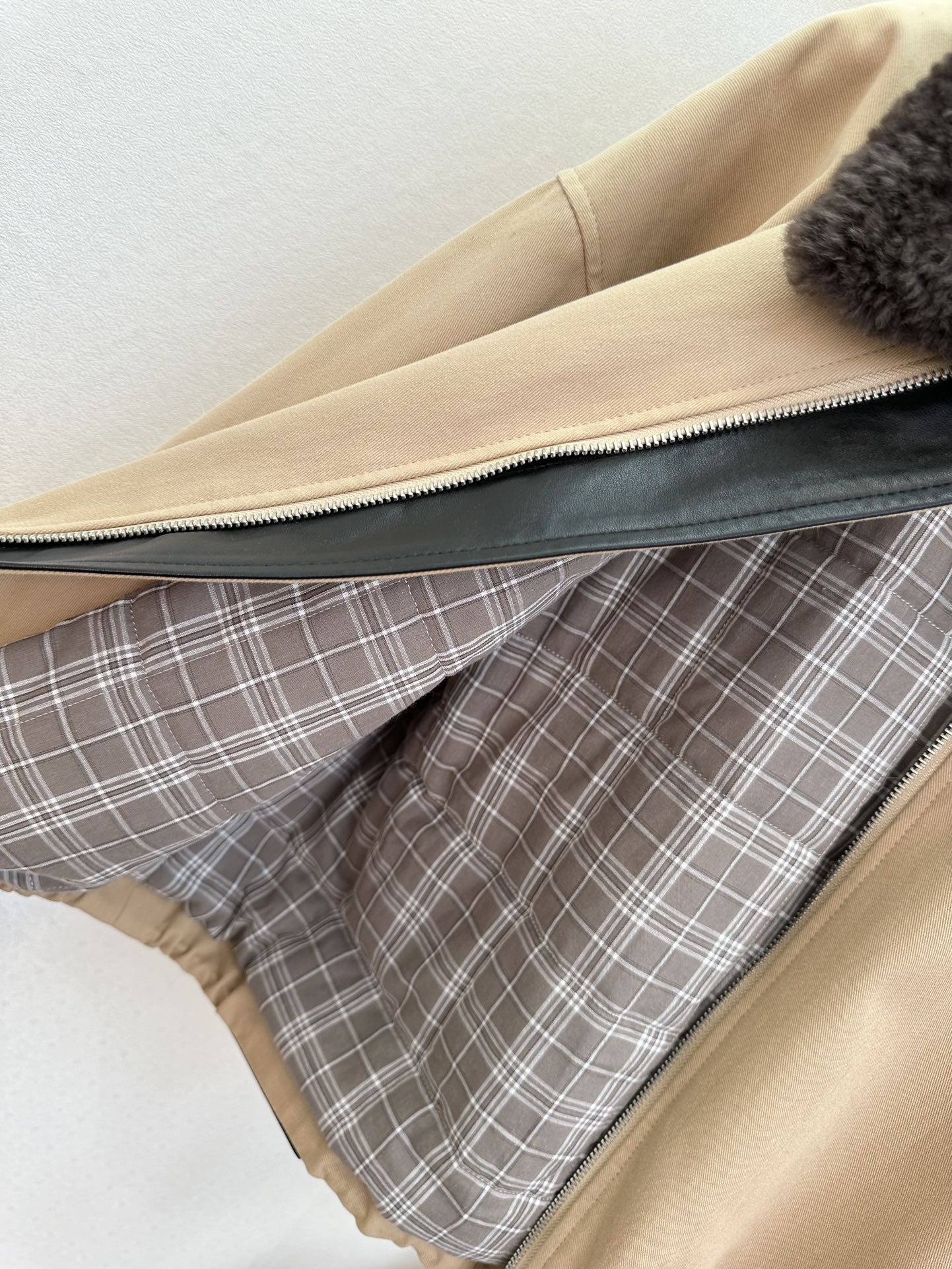 25 F 罗意威冬季新品 拼接托斯卡纳小翻领，内里填充太空棉材质 进口棉质冲锋面料 防风和保暖性都很强 