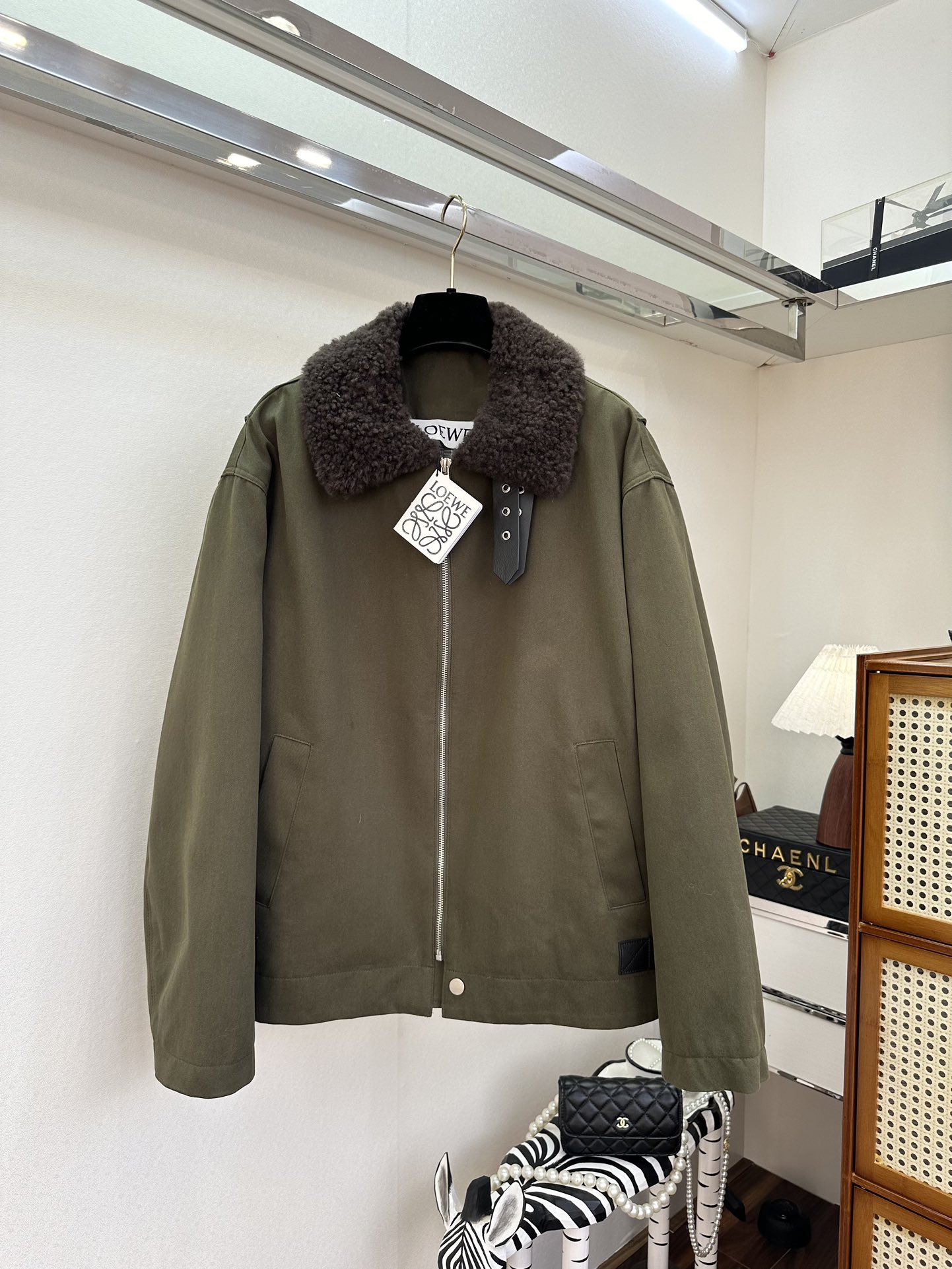 NO:636334,25 F Loewe's new winter product. Spliced ​​Tuscan small lapel, filled with space cotton material inside. Imported cotton shock fabric, very windproof and warm. Contrasting plaid lining design is both unique and fashionable. Mid-length lazy boyfriend style can play with the trend of missing bottoms. SIZE s m l●, Loewe-clothing, loewe, alexander wang1986090925 F 罗意威冬季新品 拼接托斯卡纳小翻领,内里填充太空棉材质 进口棉质冲锋面料 防风和保暖性都很强 撞色的格子内衬设计 既特别我又时髦 中长款慵懒男友风 可以玩转下衣失踪的潮流感  ●SIZE s m l●,罗意威-服装,loewe,alexander wang,Women's clothing