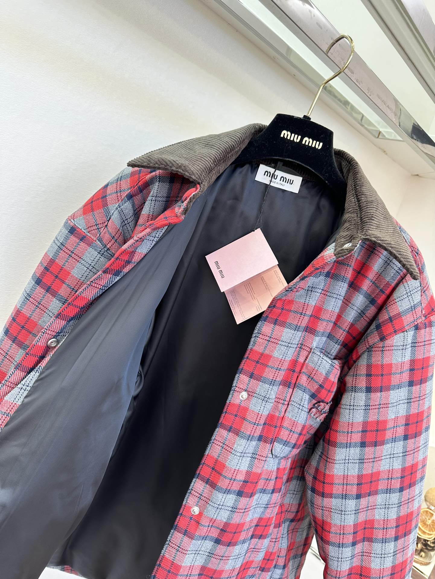 25 F 我的缪系女孩们 赶紧冲起来呀 格子控的姐妹 这可怎么顶的住 宽松的衬衣版型 落肩设计弱化了臃肿