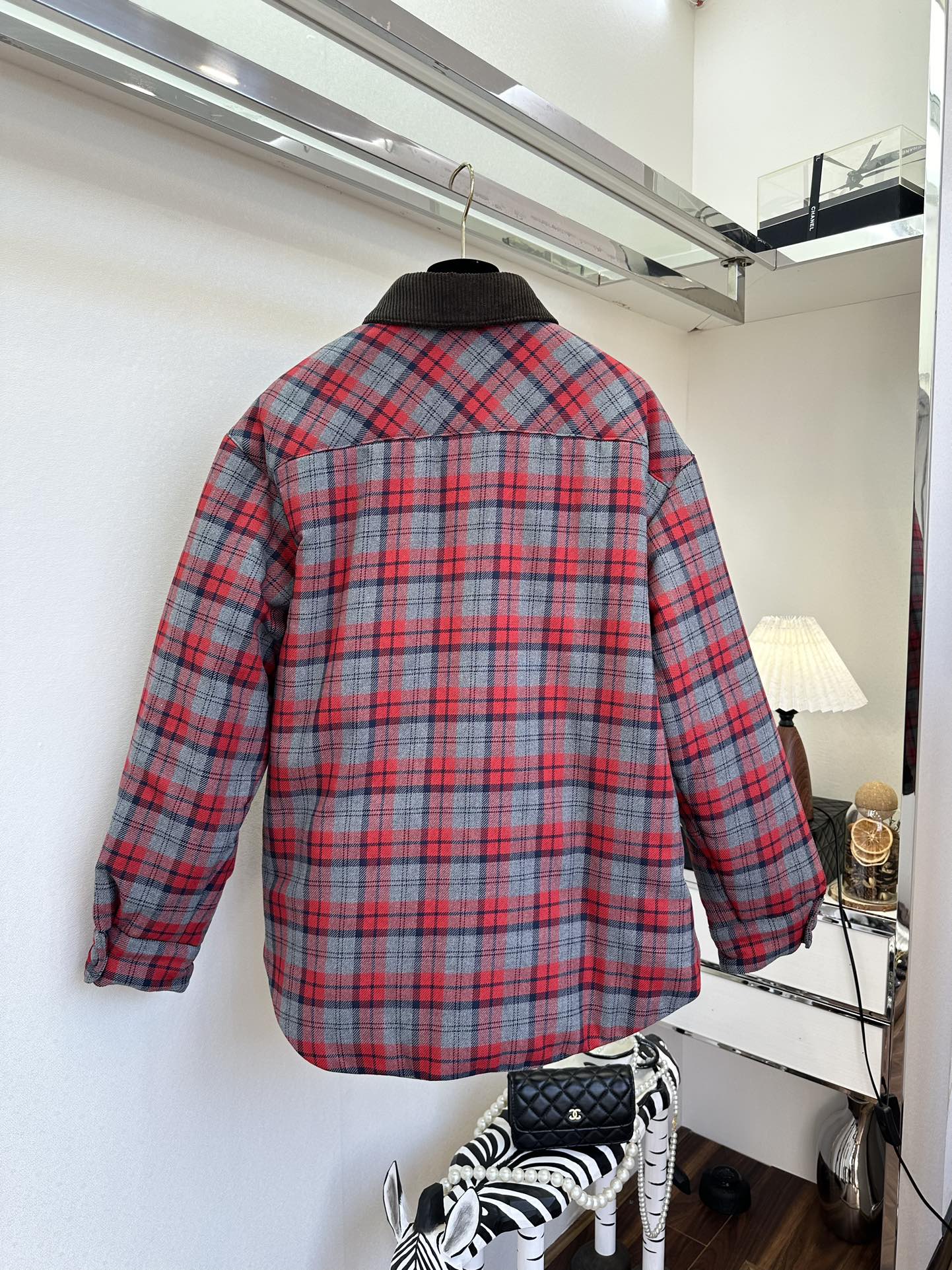 25 F 我的缪系女孩们 赶紧冲起来呀 格子控的姐妹 这可怎么顶的住 宽松的衬衣版型 落肩设计弱化了臃肿