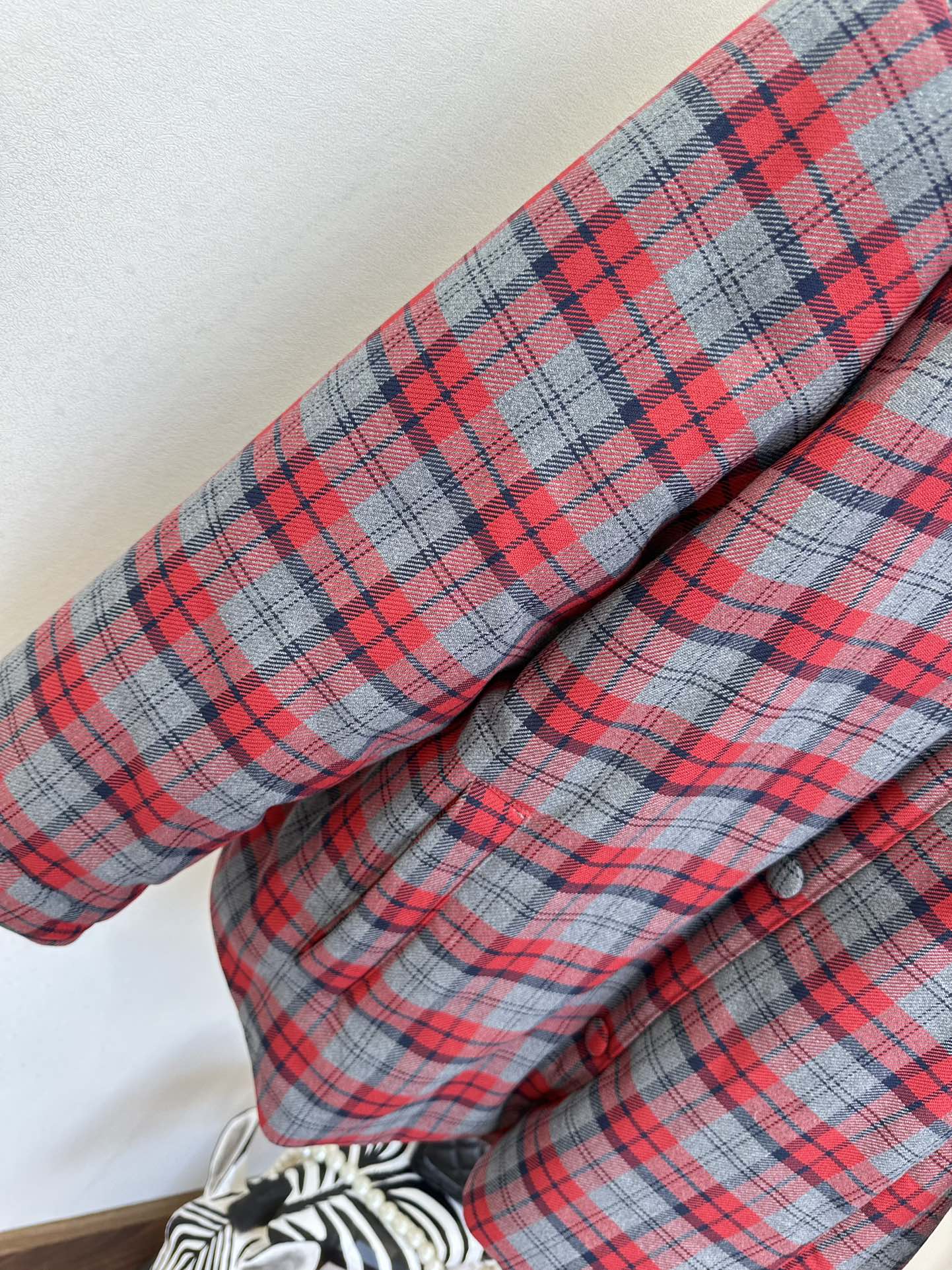 25 F 我的缪系女孩们 赶紧冲起来呀 格子控的姐妹 这可怎么顶的住 宽松的衬衣版型 落肩设计弱化了臃肿