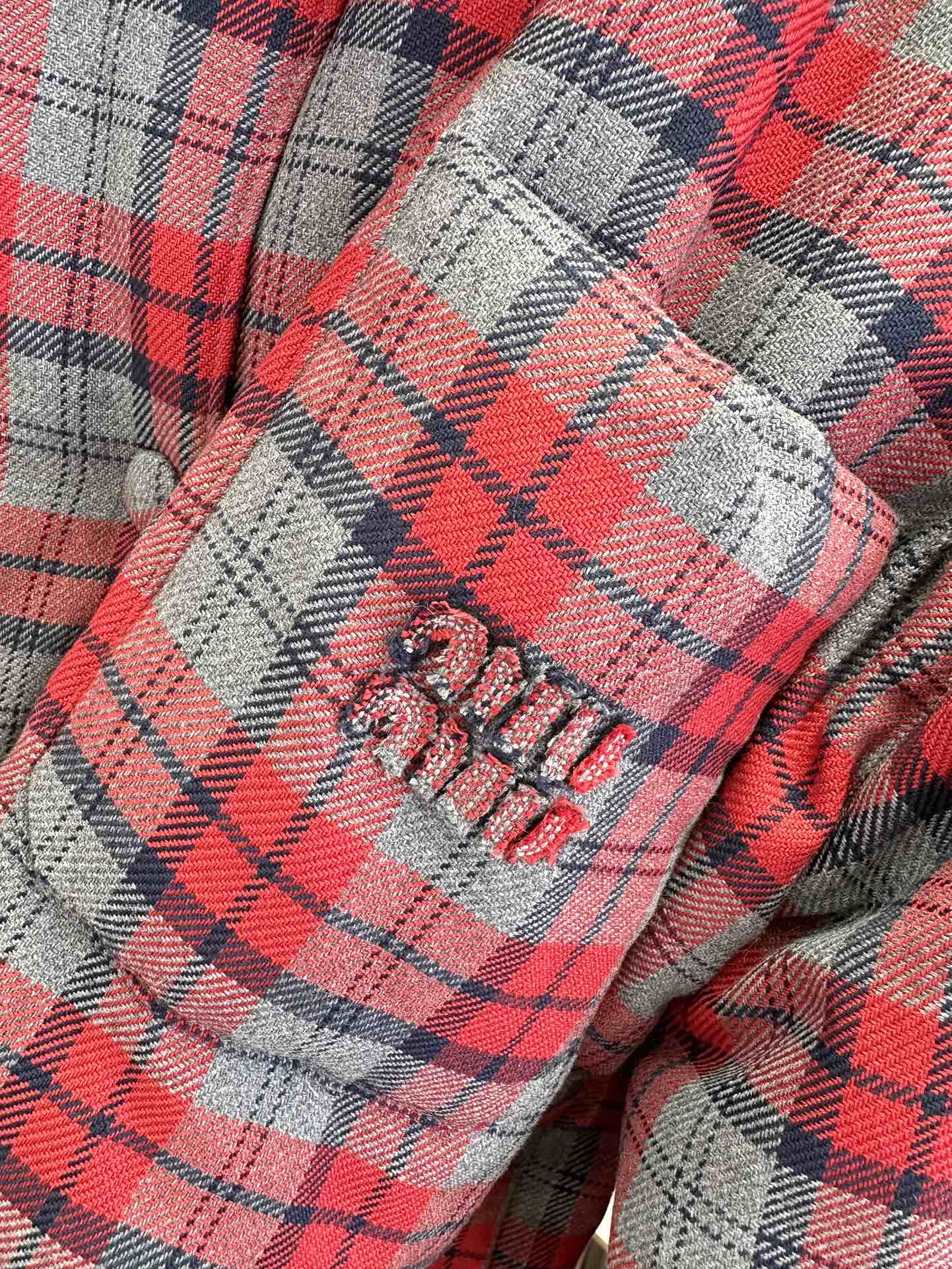 25 F 我的缪系女孩们 赶紧冲起来呀 格子控的姐妹 这可怎么顶的住 宽松的衬衣版型 落肩设计弱化了臃肿