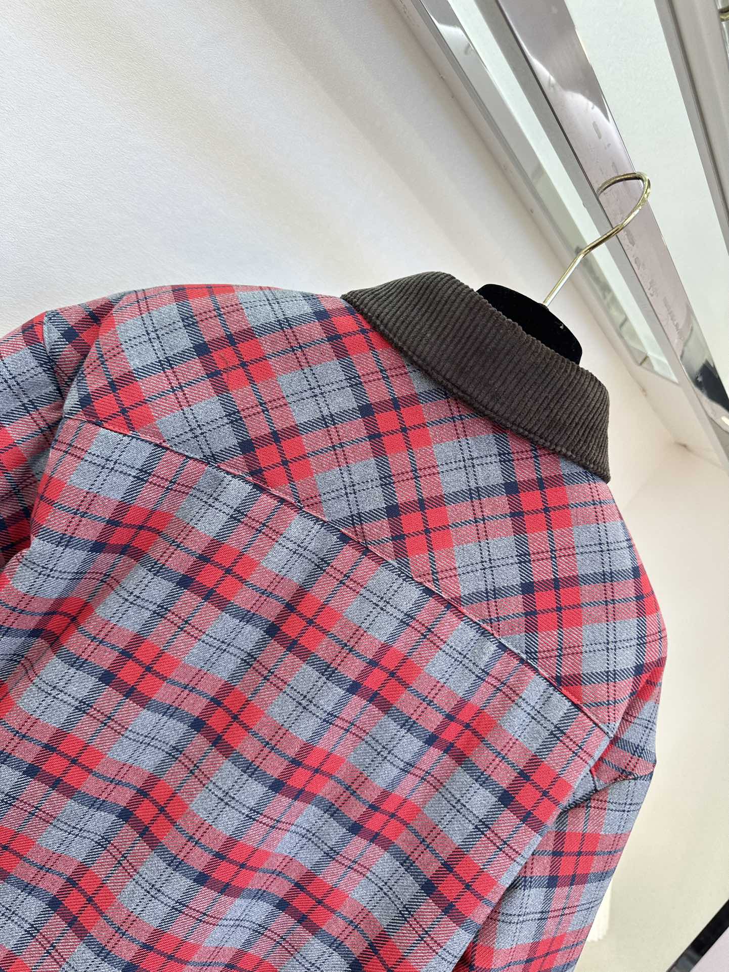 25 F 我的缪系女孩们 赶紧冲起来呀 格子控的姐妹 这可怎么顶的住 宽松的衬衣版型 落肩设计弱化了臃肿