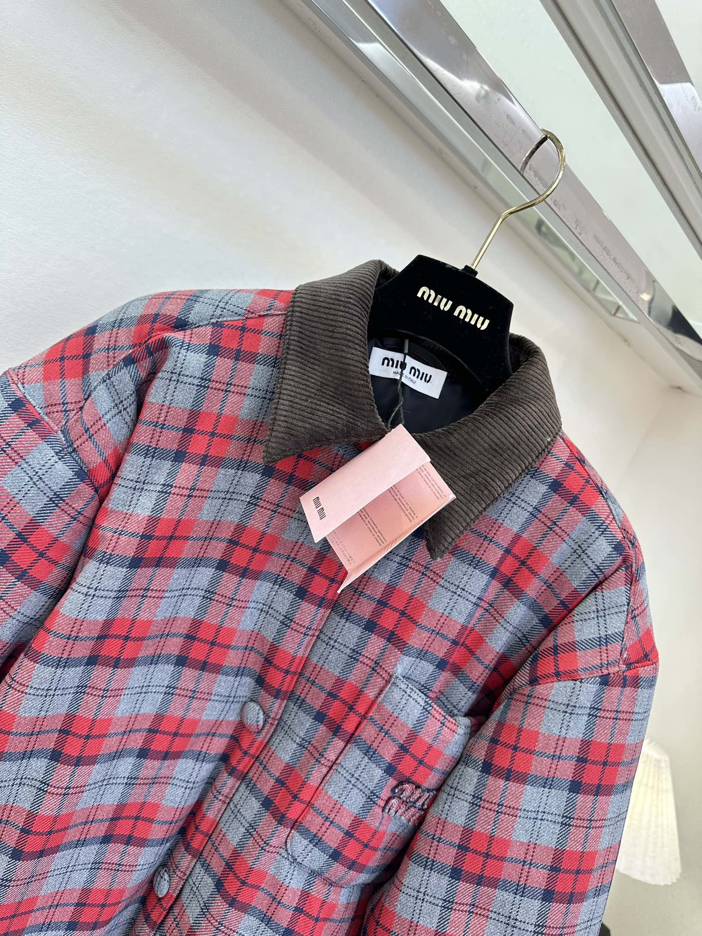 25 F 我的缪系女孩们 赶紧冲起来呀 格子控的姐妹 这可怎么顶的住 宽松的衬衣版型 落肩设计弱化了臃肿