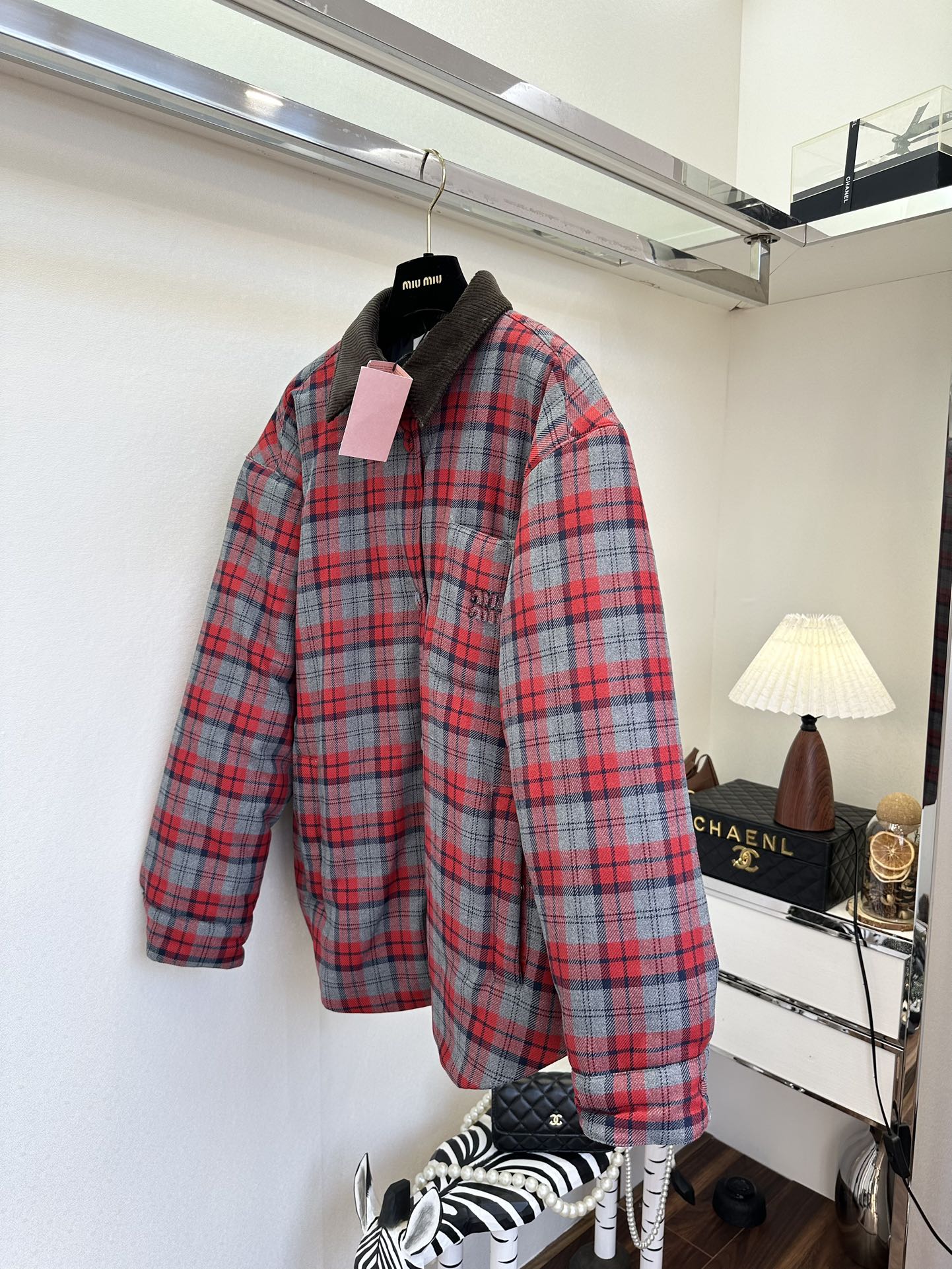 25 F 我的缪系女孩们 赶紧冲起来呀 格子控的姐妹 这可怎么顶的住 宽松的衬衣版型 落肩设计弱化了臃肿