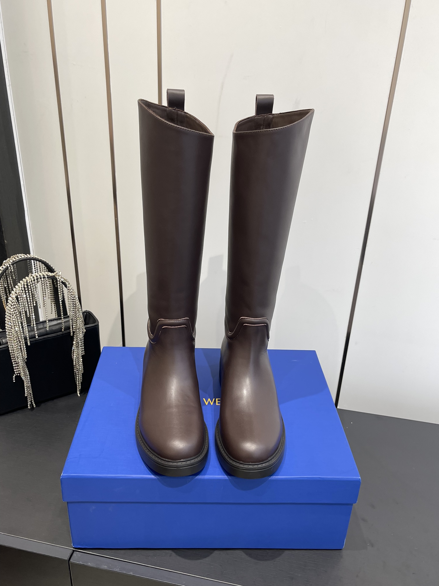 NO:562861,Stuart Weitzman 25 Autumn and Winter Boot Series SW New High Boots Rider Boots Classic, simple, handsome and versatile ~ Very good shoe shape, easy to wear, light and not bulky, increased height, easy to have long legs, slim legs, very fragrant ~ side zipper design, easy to put on and take off, style that can be worn in all seasons, calfskin lining, mixed sheepskin, foot pads, mixed sheepskin, latex pads are attached to the heel pressure points to improve overall comfort. Private model  IP foam light sole, size 35-40 (40 customized), boots, stuart weitzman, boots, cowhide, sheepskin19860909Stuart Weitzman 25秋冬靴系列 SW新款高筒靴 骑士靴 经典简约帅气百搭～鞋形超好 好穿到飞起 轻盈不笨重 增高 轻松拥有大长腿 显腿瘦绝绝子~大香了～侧拉链设计 方便穿脱 四季可穿的款式 面料小牛皮 内里里色混种羊皮 垫脚混种羊皮 后跟受力点附了乳胶垫提升整体舒适度 私模 IP发泡轻底 码数35-40（40定做）,靴子,stuart weitzman,boots,cowhide,sheepskin,Women's Shoes