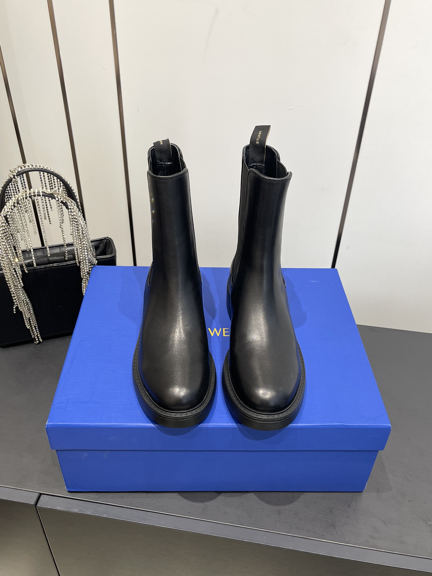 NO:562865,Cowhide Stuart Weitzman 25 Autumn and Winter Boots Series SW New Martin Boots Knight Boots Classic, Simple, Handsome and Versatile ~ Very Good Shoe Shape, Easy to Wear, Light and Not Bulky, Increases Height, Easily Have Long Legs, Makes Legs Slim and Perfect ~ Super Fragrant ~ Side Zipper Design, Easy to put on and take off, Style that can be worn in all seasons, Material: Calfskin/Cow Suede, Lining, mixed sheepskin, Feet, mixed sheepskin  A latex pad is attached to the heel stress point to improve overall comfort. Private model IP foam light sole. Size 35-40 (customized for 40), boots, stuart weitzman, boots, cowhide, sheepskin19860909牛皮 Stuart Weitzman 25秋冬靴系列 SW新款马丁靴 骑士靴 经典简约帅气百搭～鞋形超好 好穿到飞起 轻盈不笨重 增高 轻松拥有大长腿 显腿瘦绝绝子~大香了～侧拉链设计 方便穿脱 四季可穿的款式 面料 小牛皮 /牛反绒 内里里色混种羊皮 垫脚混种羊皮 后跟受力点附了乳胶垫提升整体舒适度 私模 IP发泡轻底 码数35-40（40定做）,靴子,stuart weitzman,boots,cowhide,sheepskin,Women's Shoes