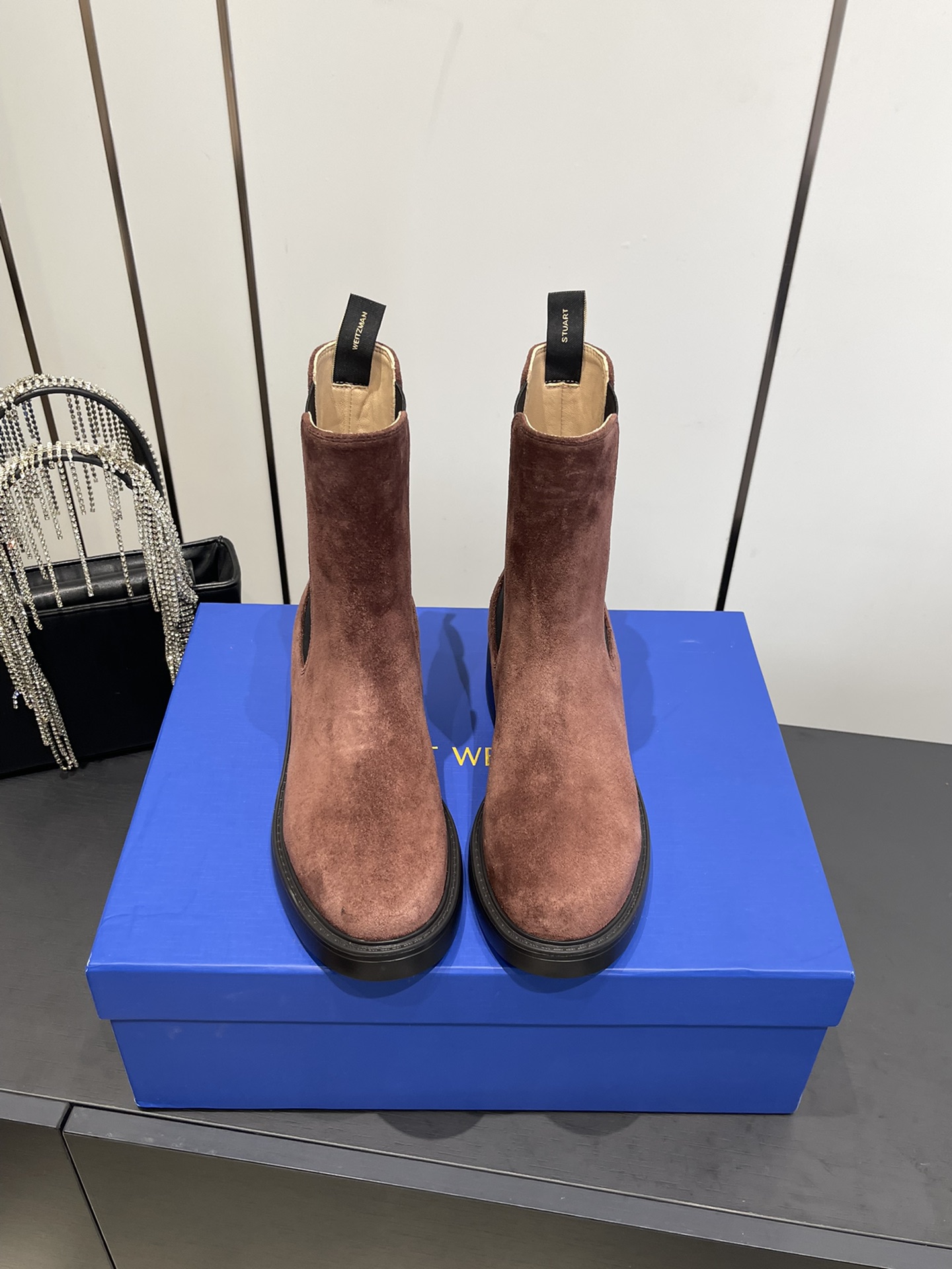 NO:562868,Cow suede Stuart Weitzman 25 autumn and winter boots series SW new Martin boots Cavalier boots Classic, simple, handsome and versatile ~ the shoe shape is super good, easy to wear, light and not bulky, increases height, easily has long legs, slim legs, great ~ great ~ side zipper design, easy to put on and take off, style that can be worn in all seasons. Fabric: calfskin/cow suede, inner lining, mixed sheepskin, foot pads, mixed sheepskin  A latex pad is attached to the heel stress point to improve overall comfort. Private model IP foam light sole. Size 35-40 (customized for 40), boots, stuart weitzman, boots, cowhide, sheepskin19860909牛反绒 Stuart Weitzman 25秋冬靴系列 SW新款马丁靴 骑士靴 经典简约帅气百搭～鞋形超好 好穿到飞起 轻盈不笨重 增高 轻松拥有大长腿 显腿瘦绝绝子~大香了～侧拉链设计 方便穿脱 四季可穿的款式 面料 小牛皮 /牛反绒 内里里色混种羊皮 垫脚混种羊皮 后跟受力点附了乳胶垫提升整体舒适度 私模 IP发泡轻底 码数35-40（40定做）,靴子,stuart weitzman,boots,cowhide,sheepskin,Women's Shoes