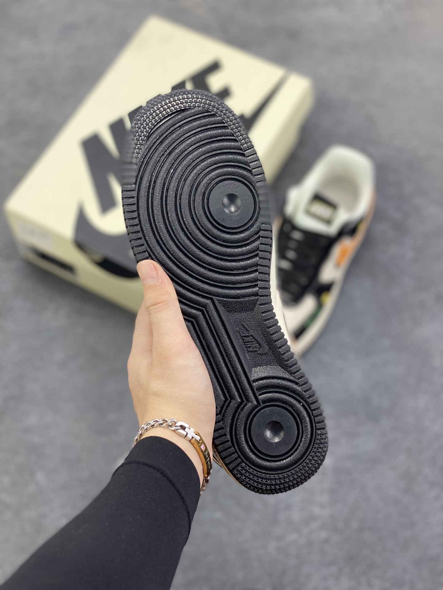 图片[5]-NIke Air Force 1 \’07 Low “黑黄双勾”空军一号 低帮 运动鞋 休闲鞋 折边针车 工艺难度大 原楦头原纸板 原装鞋盒 定制五金配件 内置全掌气垫 原厂鞋底 货号：DD1982-311 尺码：36 36.5 37.5 38 38.5 39 40 40.5 41 42 42.5 43 44 44.5 45-选品中心