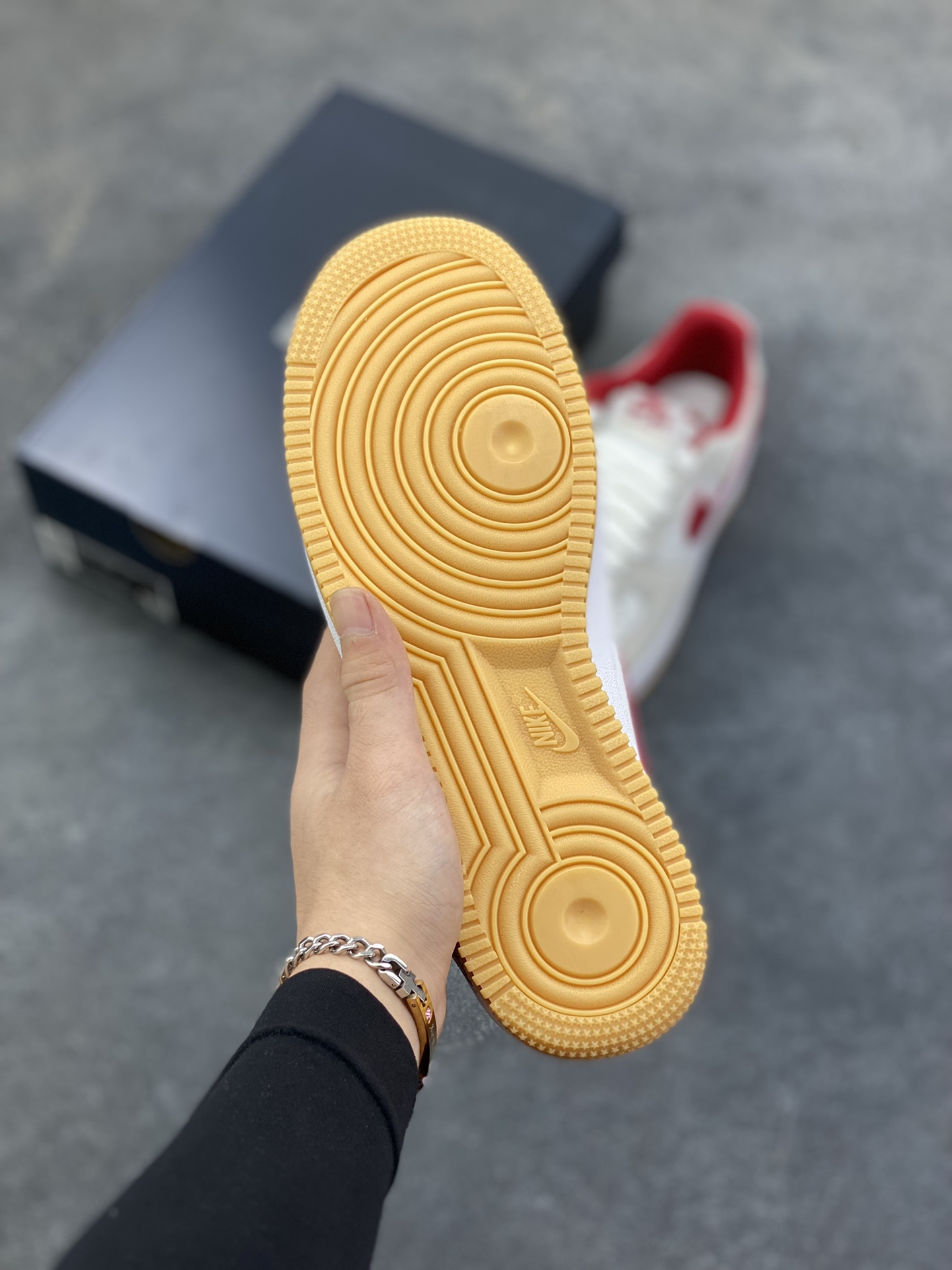 图片[5]-Nike Air Force 1 Low 灰红勾生胶 原楦头原纸板 打造纯正空军版型 专注外贸渠道 全掌内置蜂窝气垫 原盒配件 原厂中底钢印、拉帮完美 货号：IB6388-101 尺码：36 36.5 37.5 38 38.5 39 40 40.5 41 42 42.5 43 44 44.5 45-选品中心