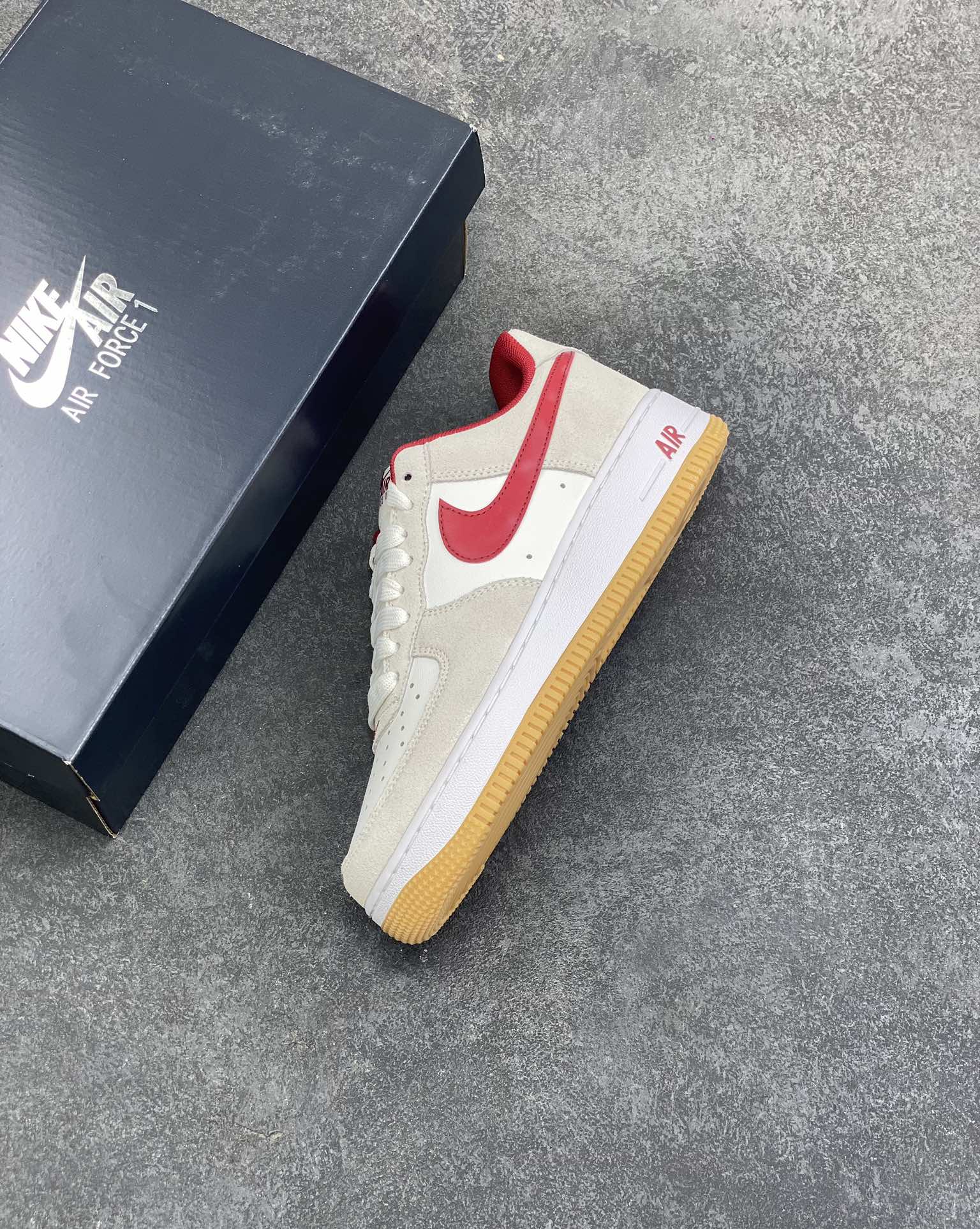 图片[7]-Nike Air Force 1 Low 灰红勾生胶 原楦头原纸板 打造纯正空军版型 专注外贸渠道 全掌内置蜂窝气垫 原盒配件 原厂中底钢印、拉帮完美 货号：IB6388-101 尺码：36 36.5 37.5 38 38.5 39 40 40.5 41 42 42.5 43 44 44.5 45-选品中心
