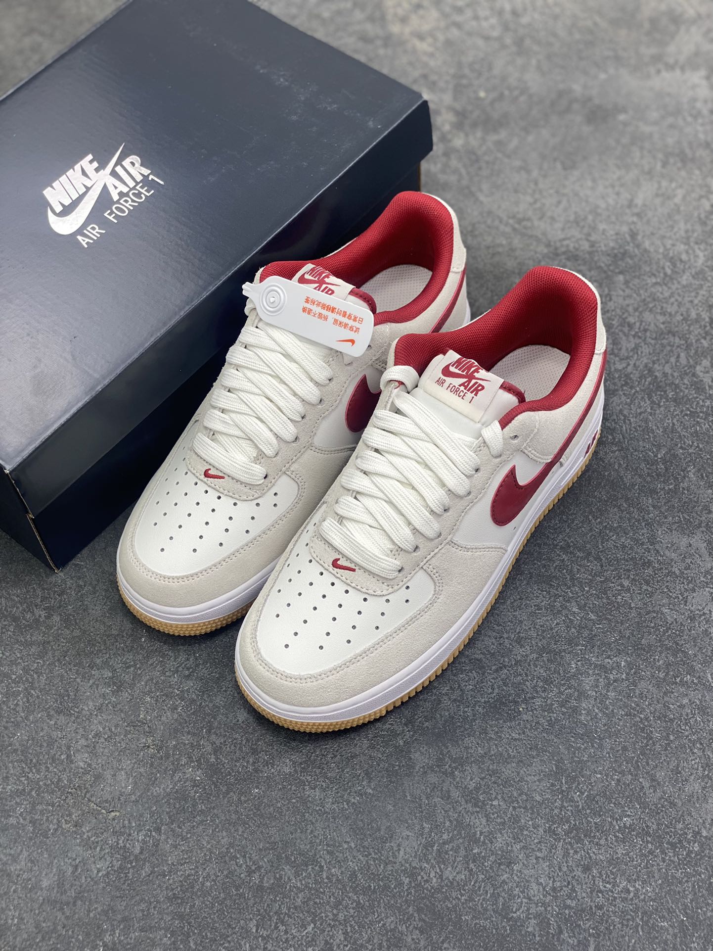 图片[8]-Nike Air Force 1 Low 灰红勾生胶 原楦头原纸板 打造纯正空军版型 专注外贸渠道 全掌内置蜂窝气垫 原盒配件 原厂中底钢印、拉帮完美 货号：IB6388-101 尺码：36 36.5 37.5 38 38.5 39 40 40.5 41 42 42.5 43 44 44.5 45-选品中心