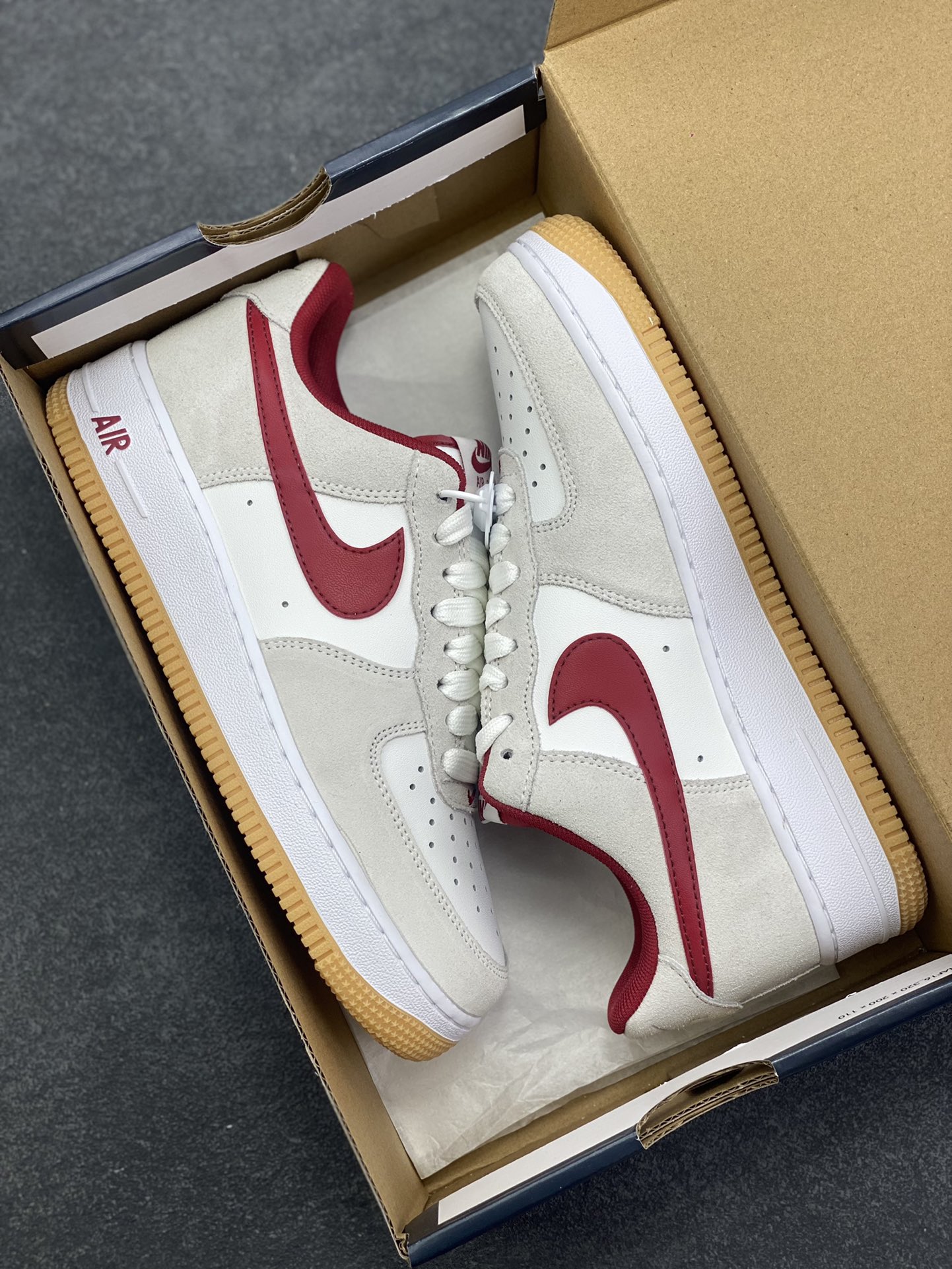 图片[9]-Nike Air Force 1 Low 灰红勾生胶 原楦头原纸板 打造纯正空军版型 专注外贸渠道 全掌内置蜂窝气垫 原盒配件 原厂中底钢印、拉帮完美 货号：IB6388-101 尺码：36 36.5 37.5 38 38.5 39 40 40.5 41 42 42.5 43 44 44.5 45-选品中心