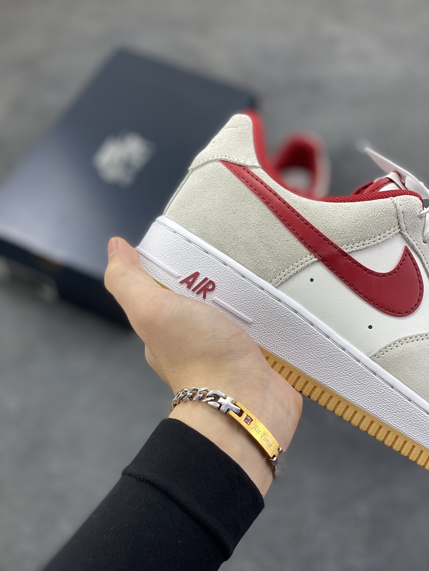 图片[6]-Nike Air Force 1 Low 灰红勾生胶 原楦头原纸板 打造纯正空军版型 专注外贸渠道 全掌内置蜂窝气垫 原盒配件 原厂中底钢印、拉帮完美 货号：IB6388-101 尺码：36 36.5 37.5 38 38.5 39 40 40.5 41 42 42.5 43 44 44.5 45-选品中心