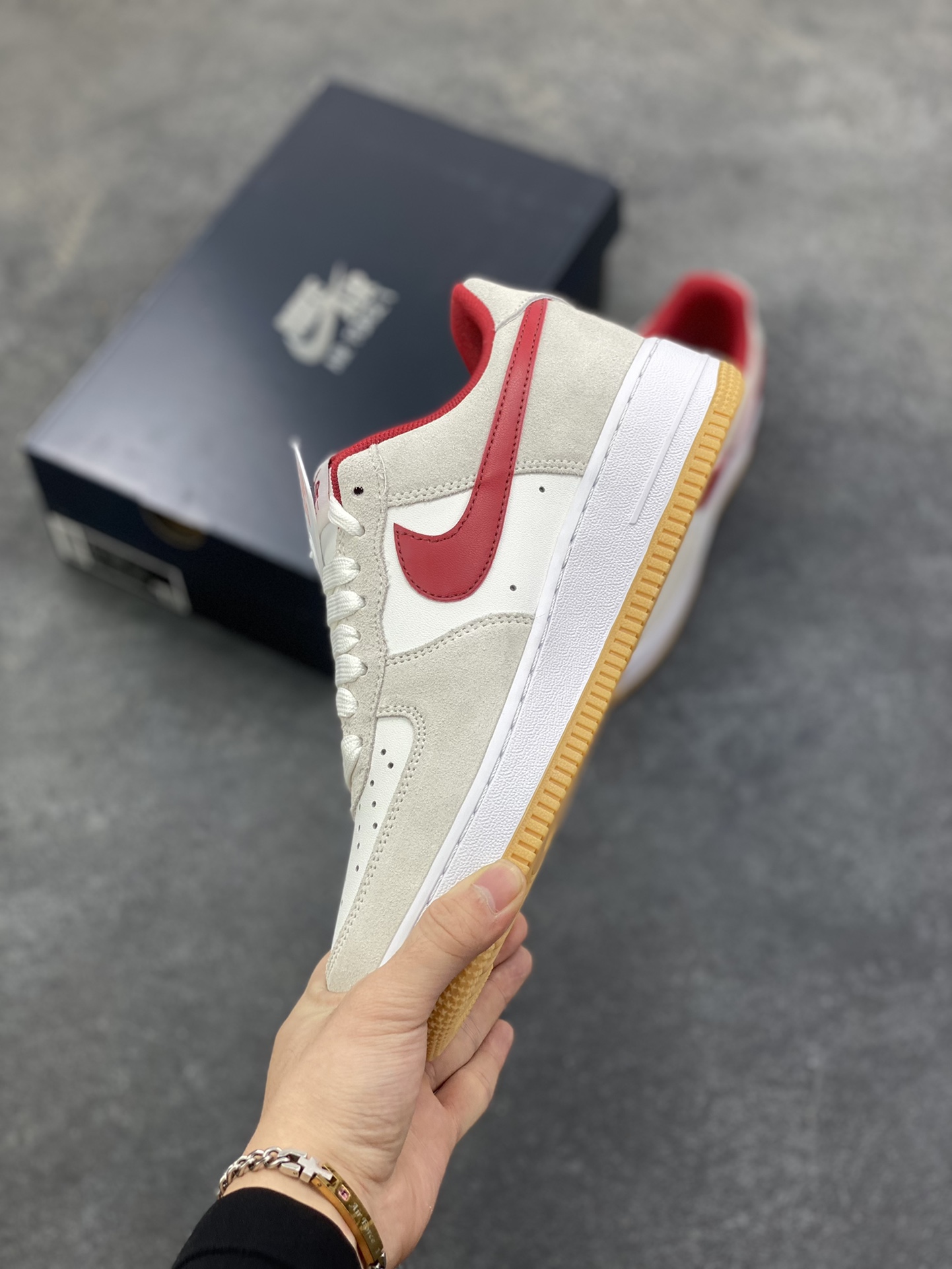 图片[3]-Nike Air Force 1 Low 灰红勾生胶 原楦头原纸板 打造纯正空军版型 专注外贸渠道 全掌内置蜂窝气垫 原盒配件 原厂中底钢印、拉帮完美 货号：IB6388-101 尺码：36 36.5 37.5 38 38.5 39 40 40.5 41 42 42.5 43 44 44.5 45-选品中心