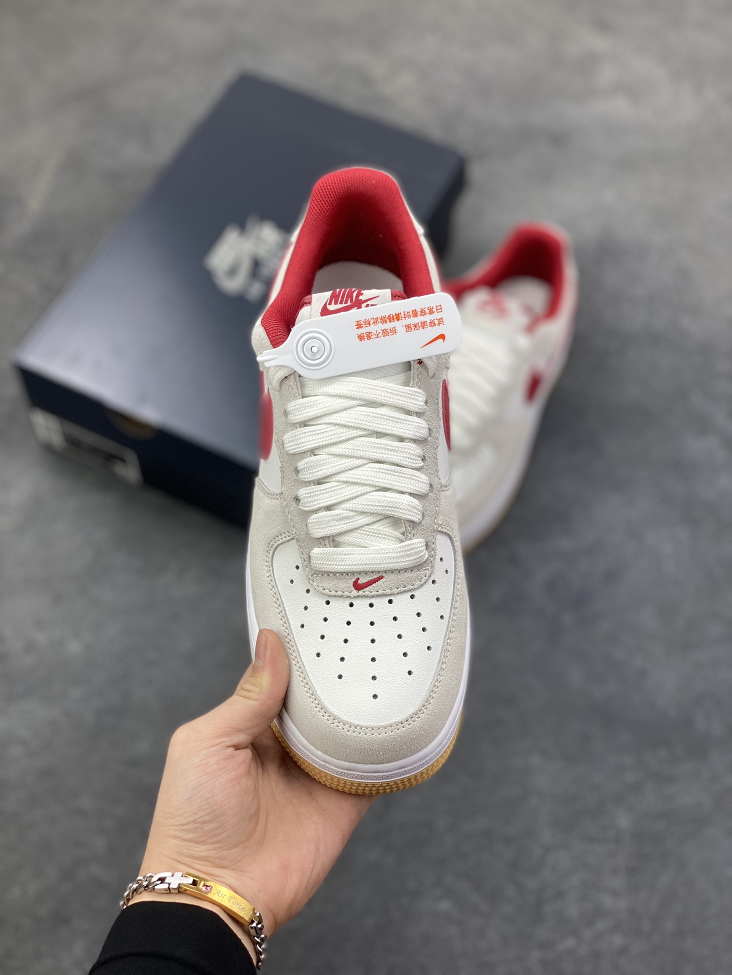 图片[2]-Nike Air Force 1 Low 灰红勾生胶 原楦头原纸板 打造纯正空军版型 专注外贸渠道 全掌内置蜂窝气垫 原盒配件 原厂中底钢印、拉帮完美 货号：IB6388-101 尺码：36 36.5 37.5 38 38.5 39 40 40.5 41 42 42.5 43 44 44.5 45-选品中心