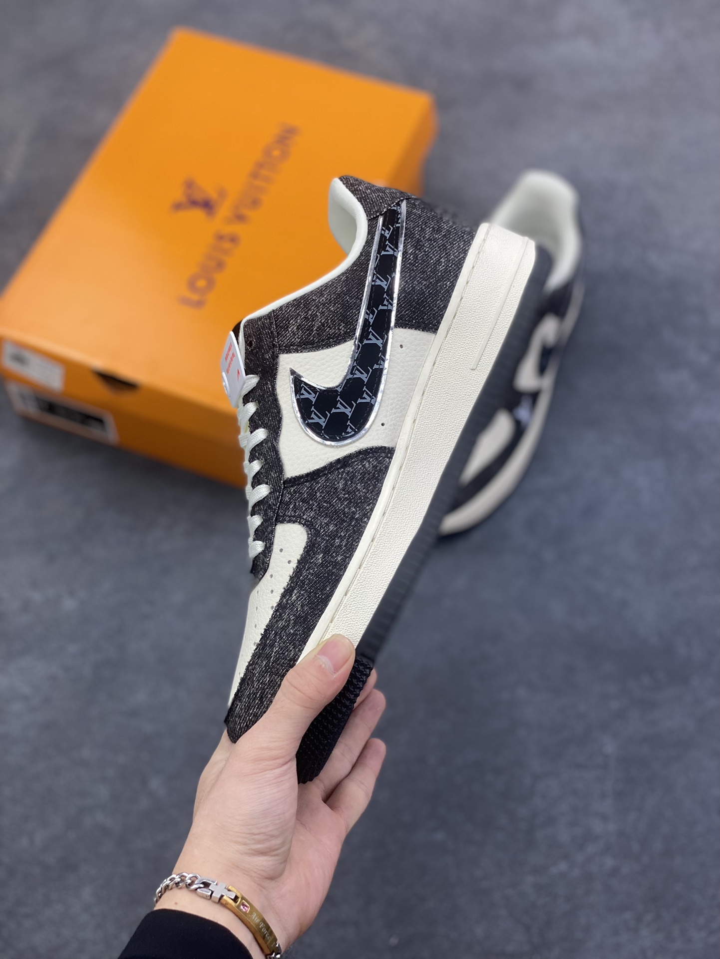 图片[3]-NIke Air Force 1 \’07 Low LV联名–米黑牛仔 空军一号低帮 运动鞋 休闲鞋 折边针车 工艺难度大 原楦头原纸板 高级牛仔 高端定制鞋盒 原厂鞋底 超高清洁度 细节完美 货号：DX1888-097 尺码：36 36.5 37.5 38 38.5 39 40 40.5 41 42 42.5 43 44 44.5 45-选品中心