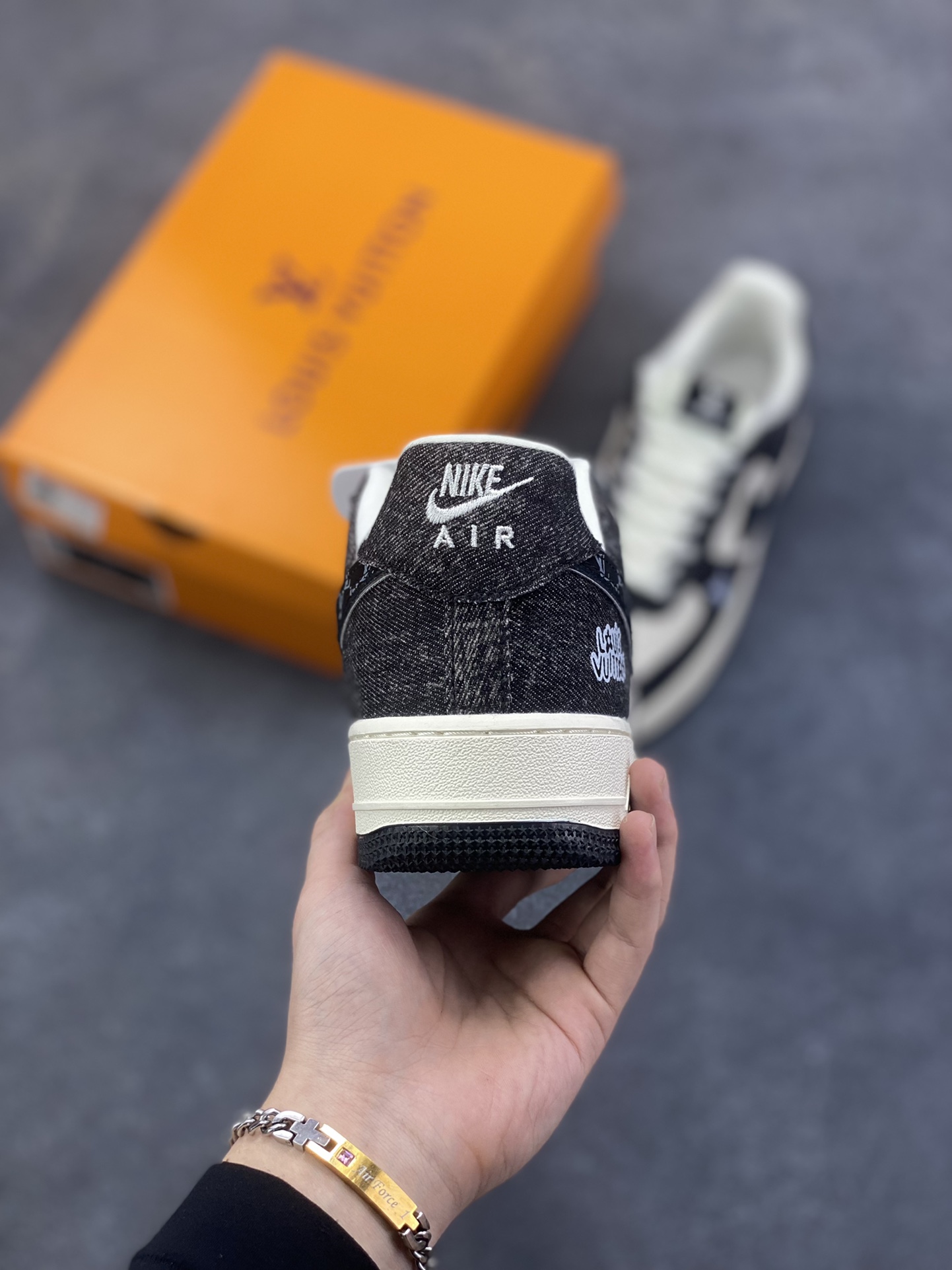 图片[4]-NIke Air Force 1 \’07 Low LV联名–米黑牛仔 空军一号低帮 运动鞋 休闲鞋 折边针车 工艺难度大 原楦头原纸板 高级牛仔 高端定制鞋盒 原厂鞋底 超高清洁度 细节完美 货号：DX1888-097 尺码：36 36.5 37.5 38 38.5 39 40 40.5 41 42 42.5 43 44 44.5 45-选品中心