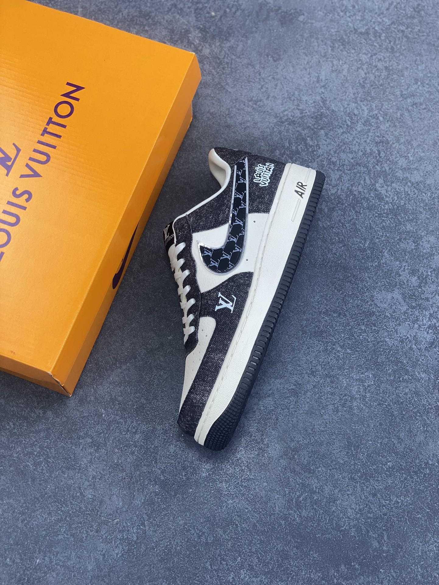 图片[7]-NIke Air Force 1 \’07 Low LV联名–米黑牛仔 空军一号低帮 运动鞋 休闲鞋 折边针车 工艺难度大 原楦头原纸板 高级牛仔 高端定制鞋盒 原厂鞋底 超高清洁度 细节完美 货号：DX1888-097 尺码：36 36.5 37.5 38 38.5 39 40 40.5 41 42 42.5 43 44 44.5 45-选品中心